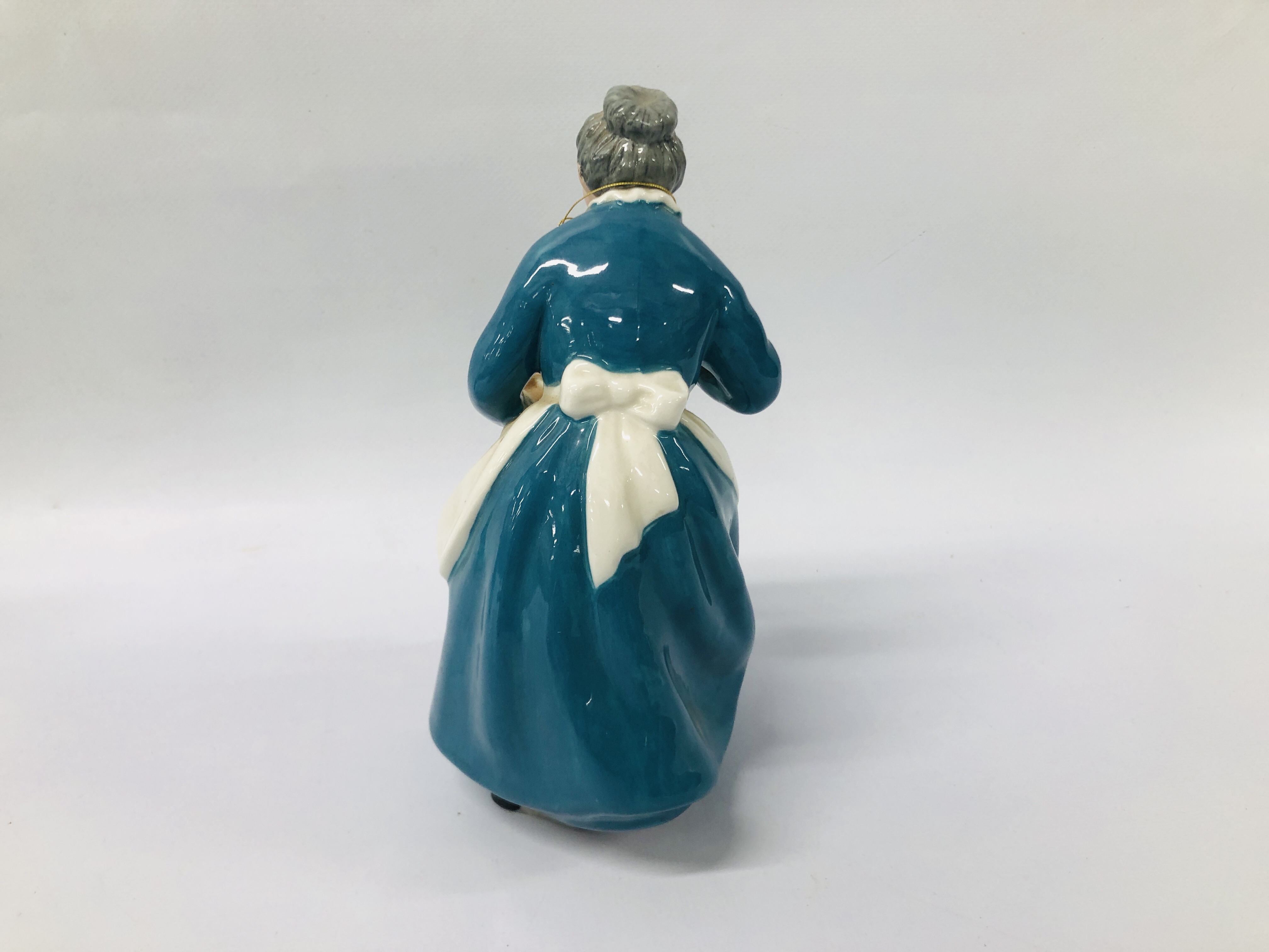 2 X ROYAL DOULTON FIGURINES TO INCLUDE ELEGANCE HN 2264 AND THE FAVOURITE HN 2249. - Image 3 of 9