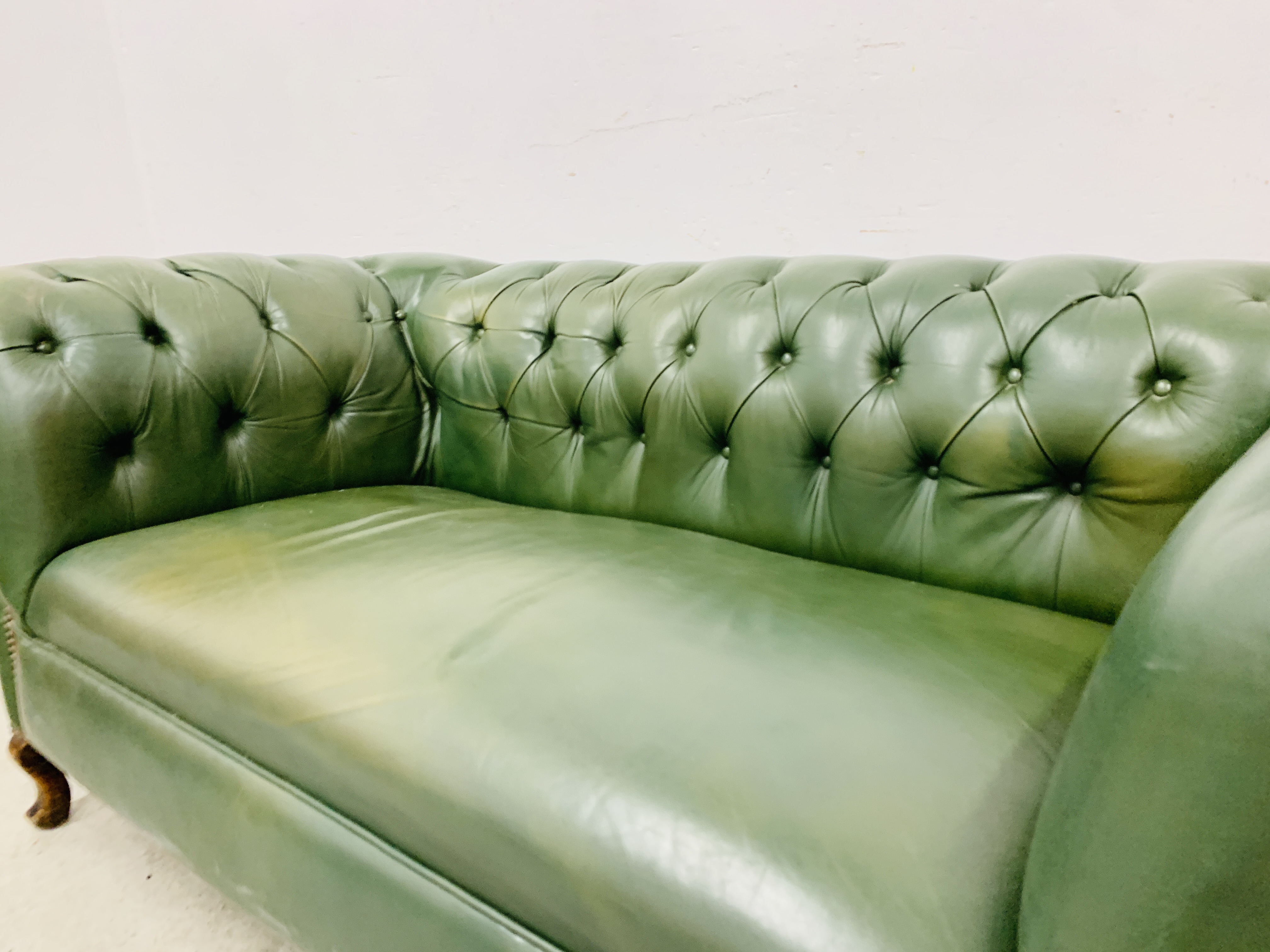 A GREEN LEATHER BUTTON BACK DROP END CHESTERFIELD STYLE SOFA WITH FOOT STOOL. - Image 5 of 13