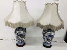 A PAIR OF LARGE BLUE AND WHITE ORIENTAL BIRD DECORATED LAMP BASES WITH SHADES (LAMP BASE 50CM) -