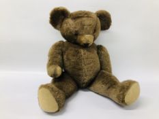 A VITNAGE JOINTED TEDDY BEAR - HEIGH 68CM.