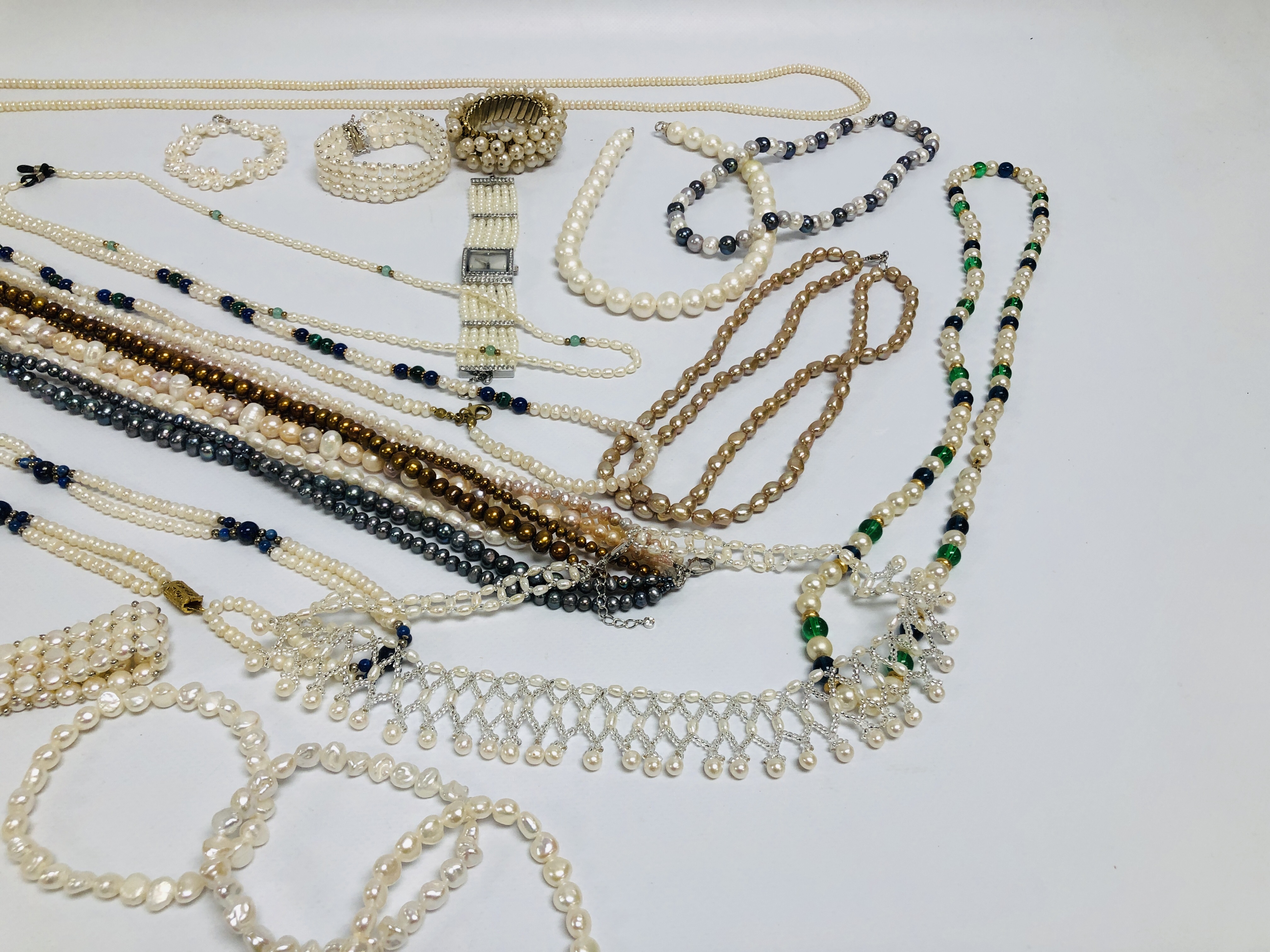 A GROUP OF MODERN BEADED NECKLACES, - Image 4 of 9