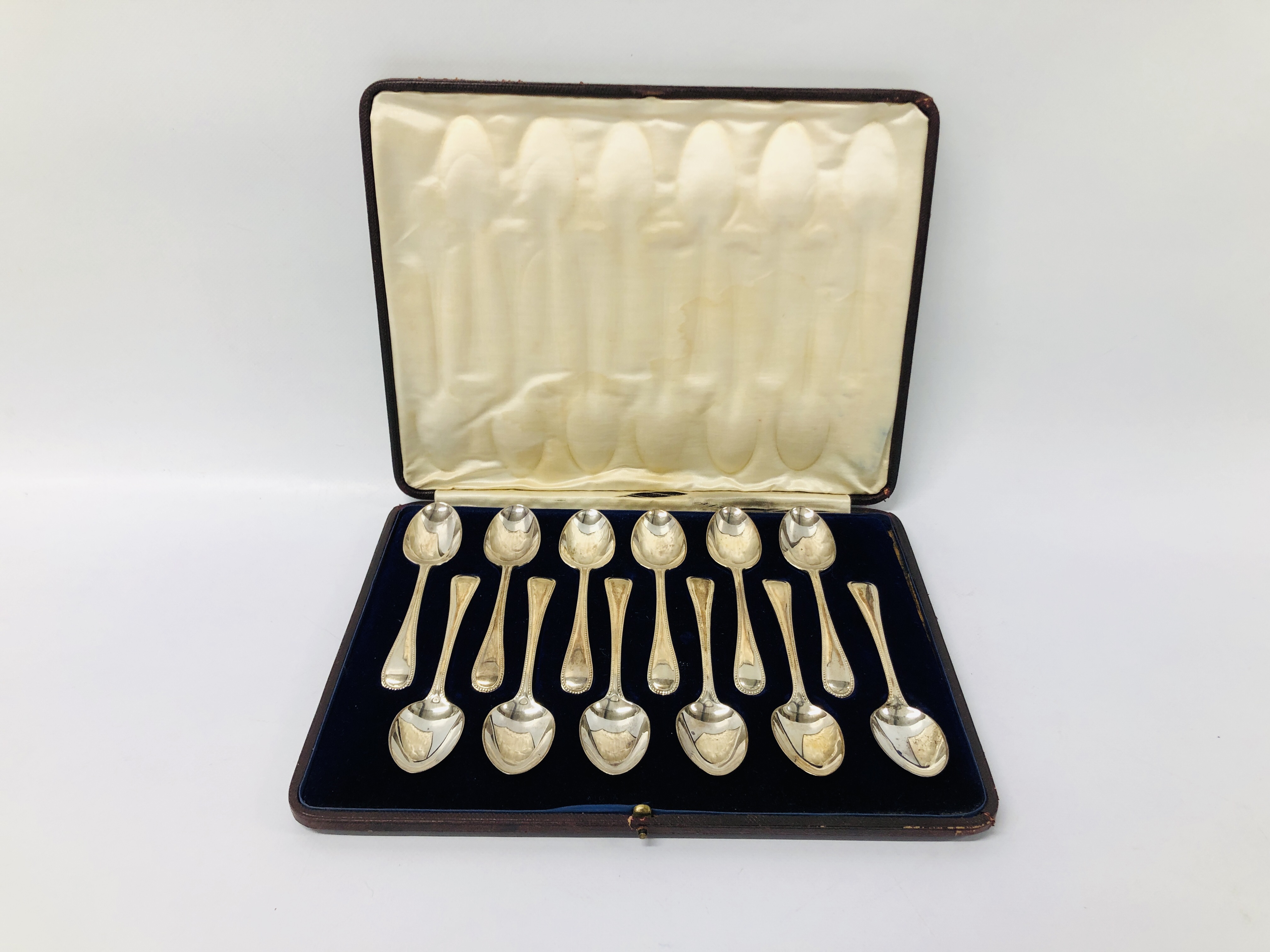 CASED SET OF 12 SILVER DESSERT SPOONS JACKSON AND FULLERTON LONDON 1965 (approx 400gm)