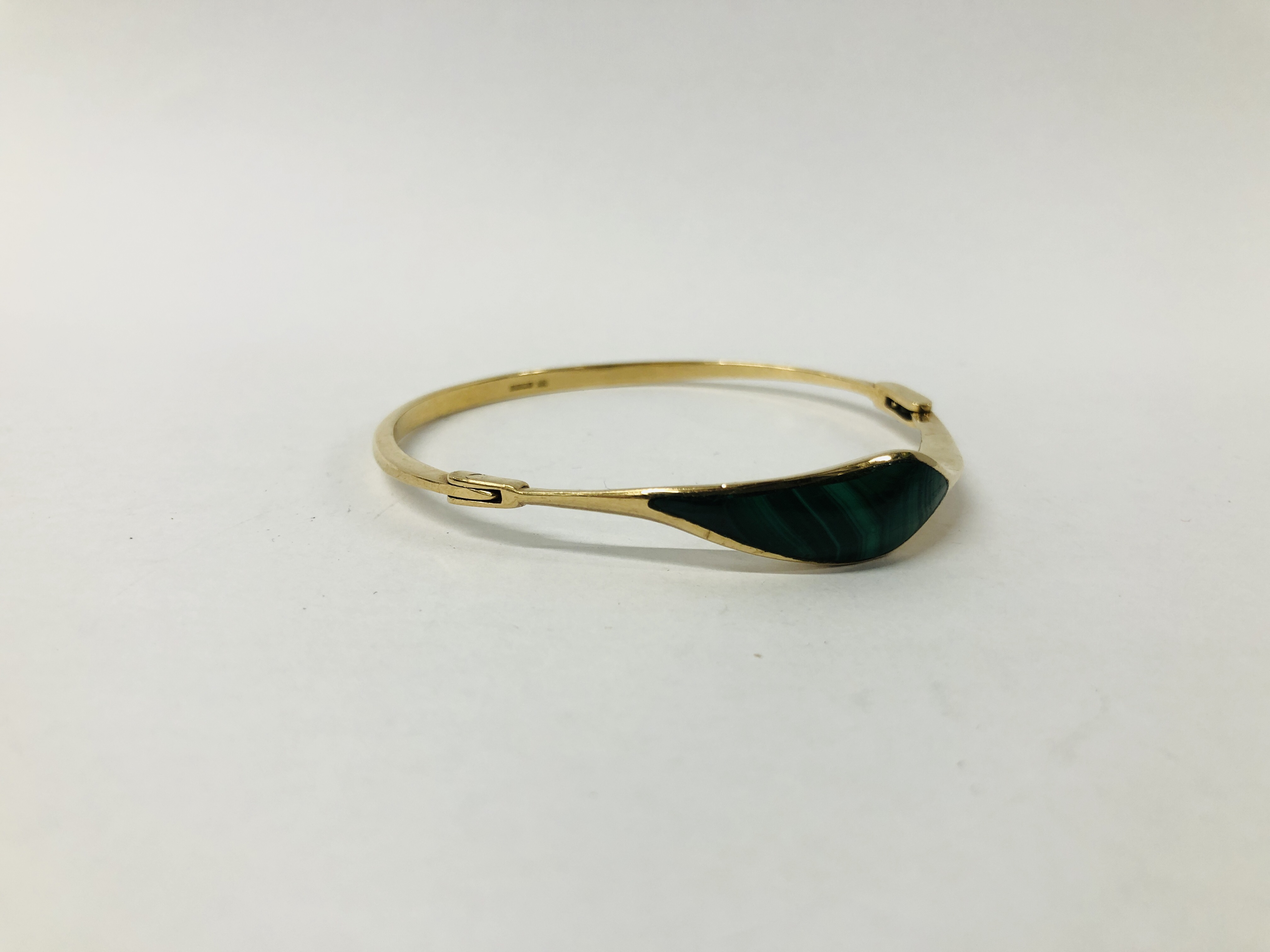 A 9CT GOLD BANGLE SET WITH POLISHED MALACHITE DETAIL - Image 2 of 9