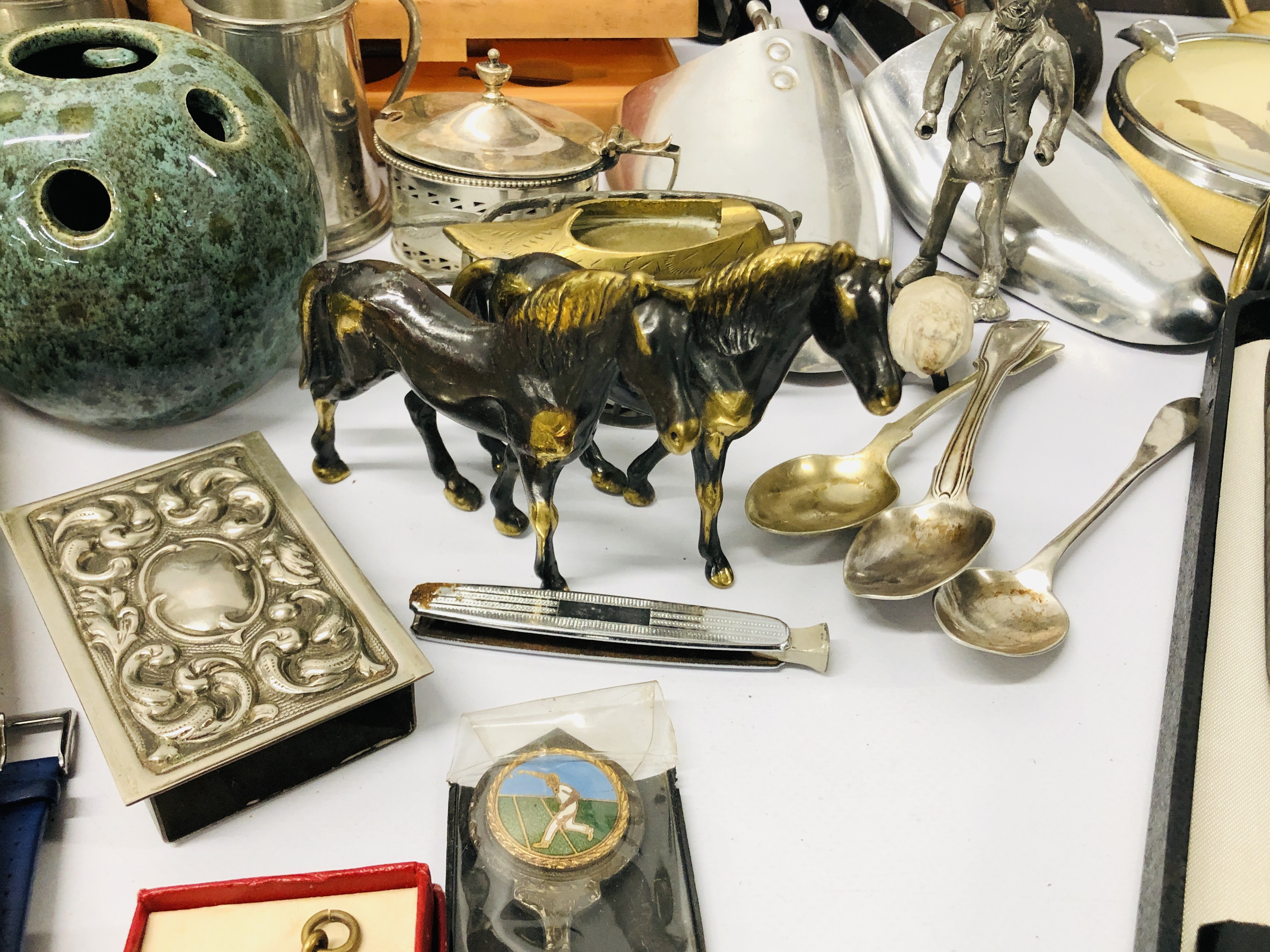 BOX OF MIXED COLLECTIBLES TO INCLUDE CAR RECORD BOOK, ROLLS ROYCE WARNING LAMP, BRASS HORSES, - Image 13 of 23