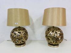 A PAIR OF MODERN "BASKET SPHERE" TABLE LAMPS WITH BEIGE SATIN SHADES - OVERALL HEIGHT 62CM - SOLD