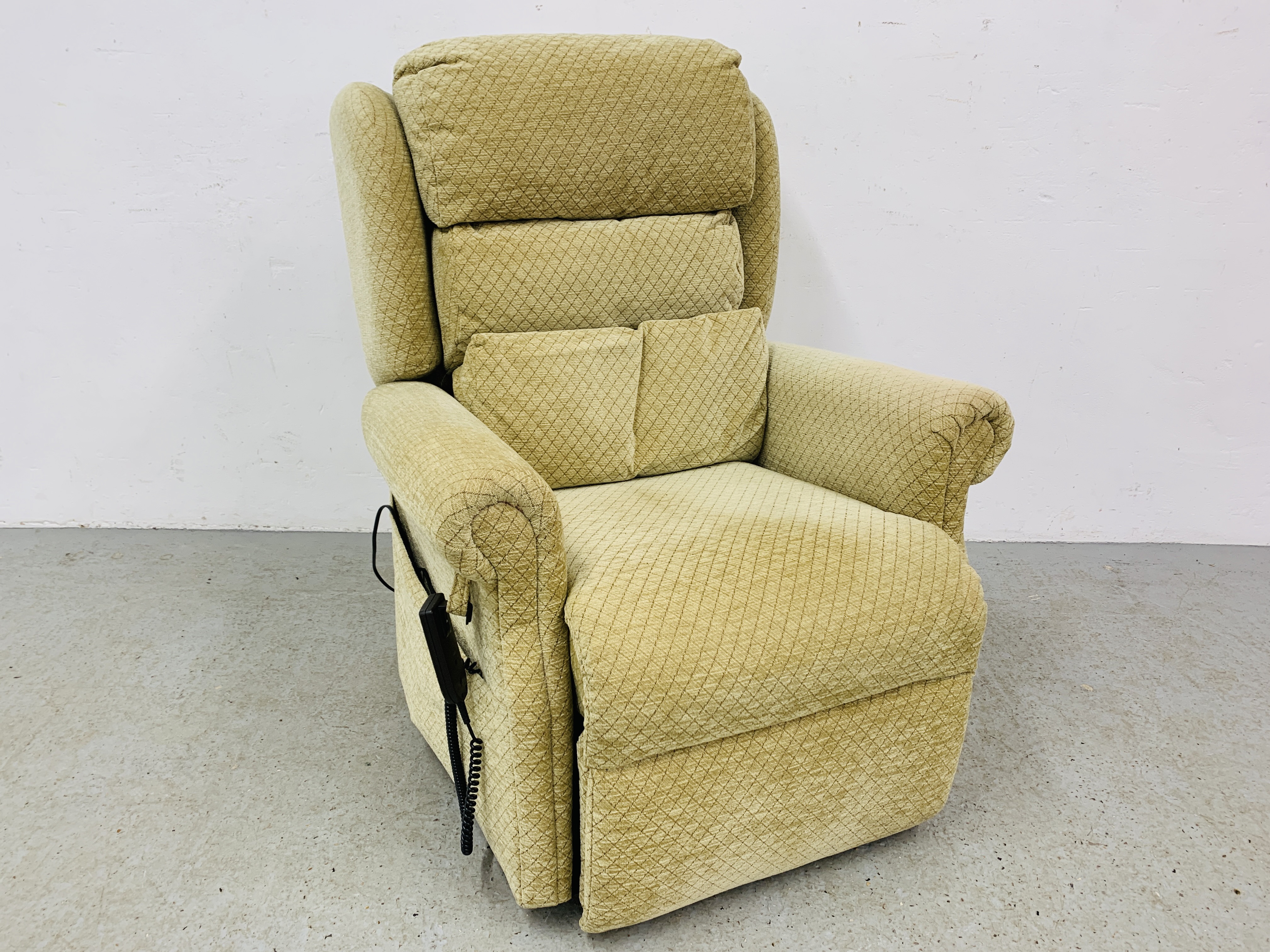 ELECTRIC RISE AND RECLINE ARMCHAIR - SOLD AS SEEN