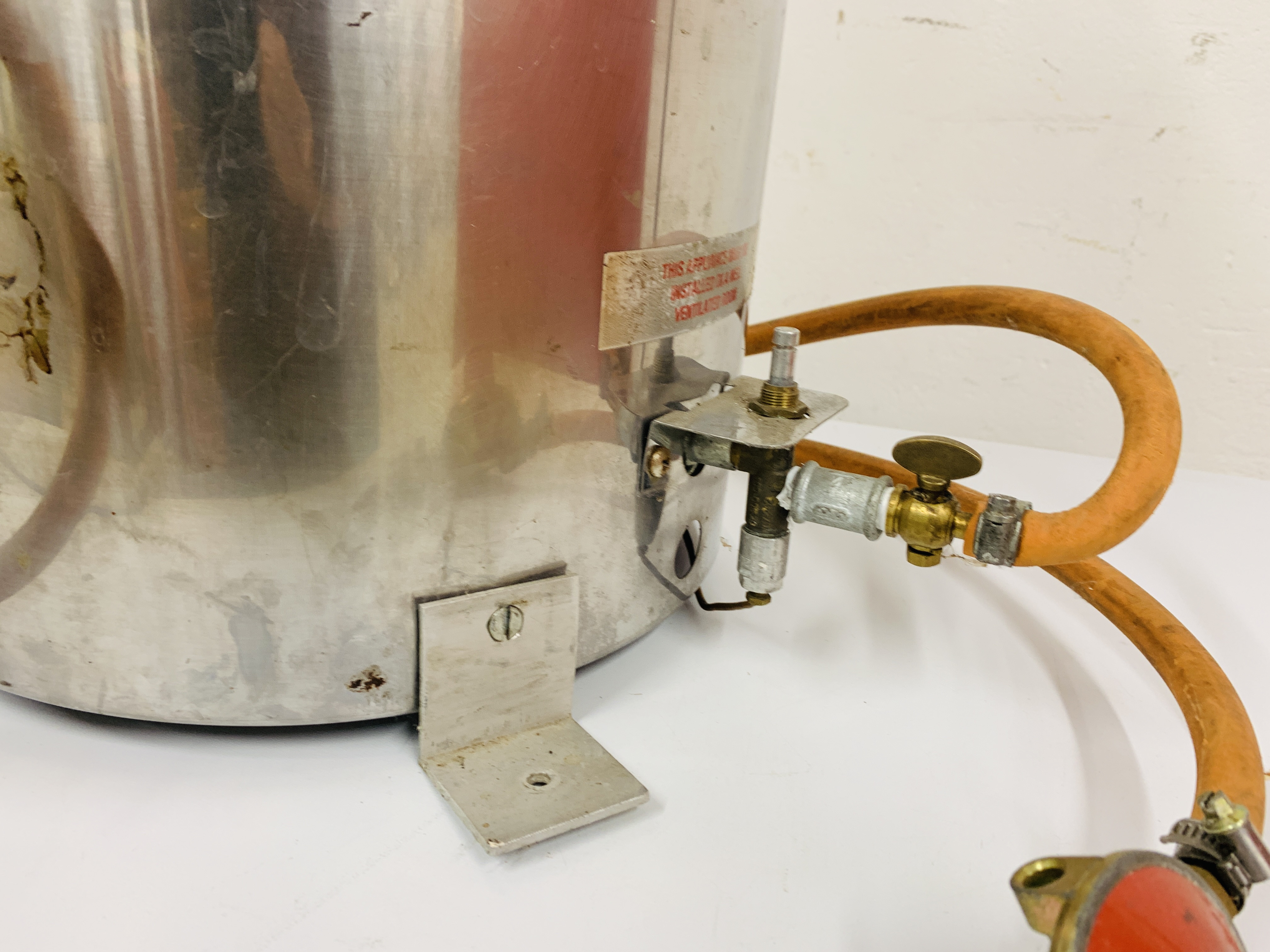 A STAINLESS STEEL DEAN CATERING GAS WATER BOILER - Image 4 of 6