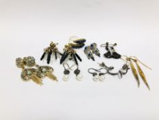 COLLECTION OF VINTAGE STYLE EARRINGS TO INCLUDE 5 PAIRS OF SILVER AND 4 OTHERS