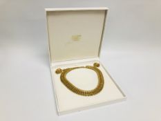 A DESIGNER COSTUME JEWELLERY NECKLACE AND EARRING SET IN ALEKS OF NORWICH PRESENTATION BOX