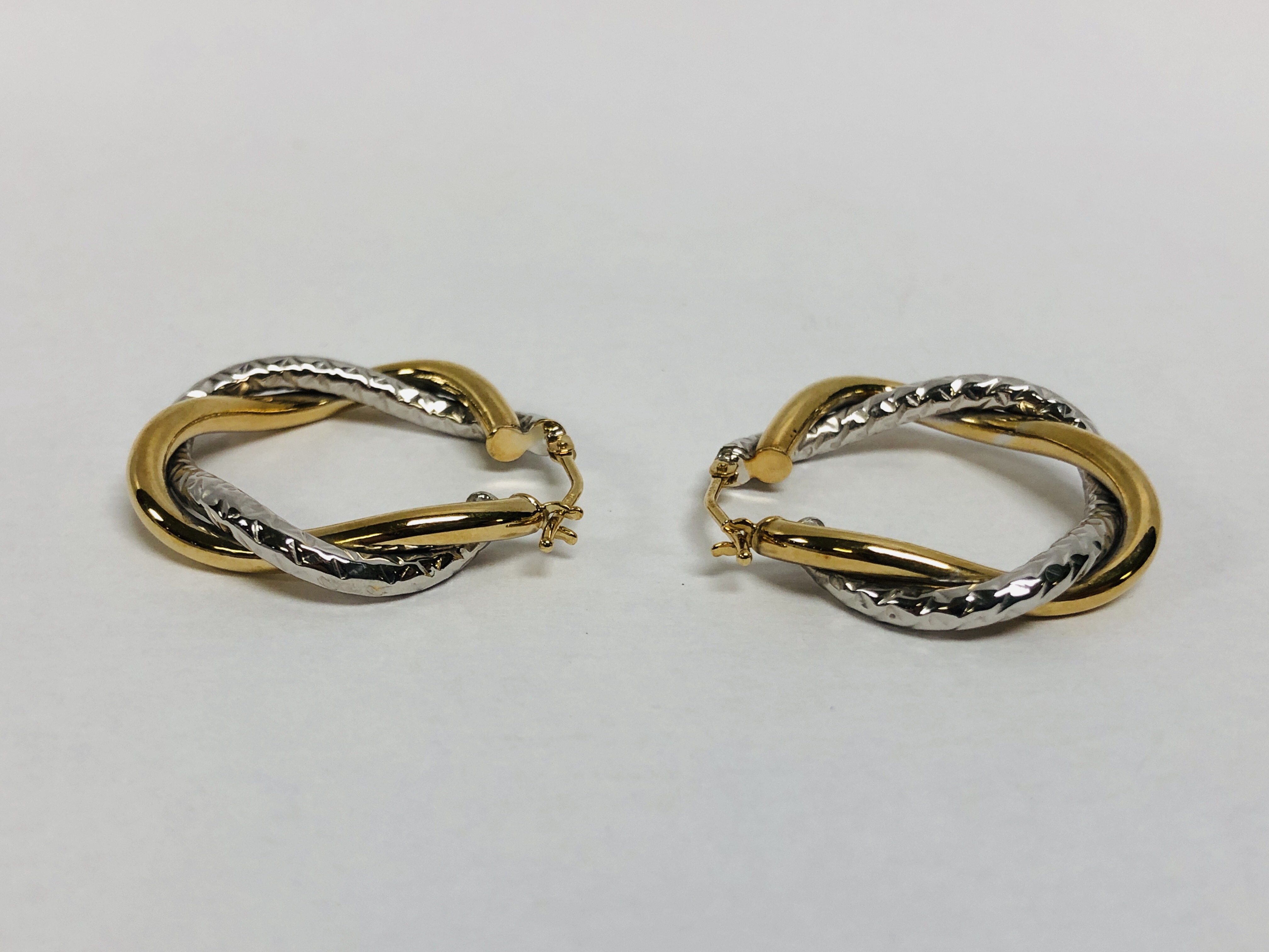 PAIR OF 9CT GOLD HOOP TWIST EARRINGS - Image 5 of 6