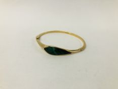 A 9CT GOLD BANGLE SET WITH POLISHED MALACHITE DETAIL