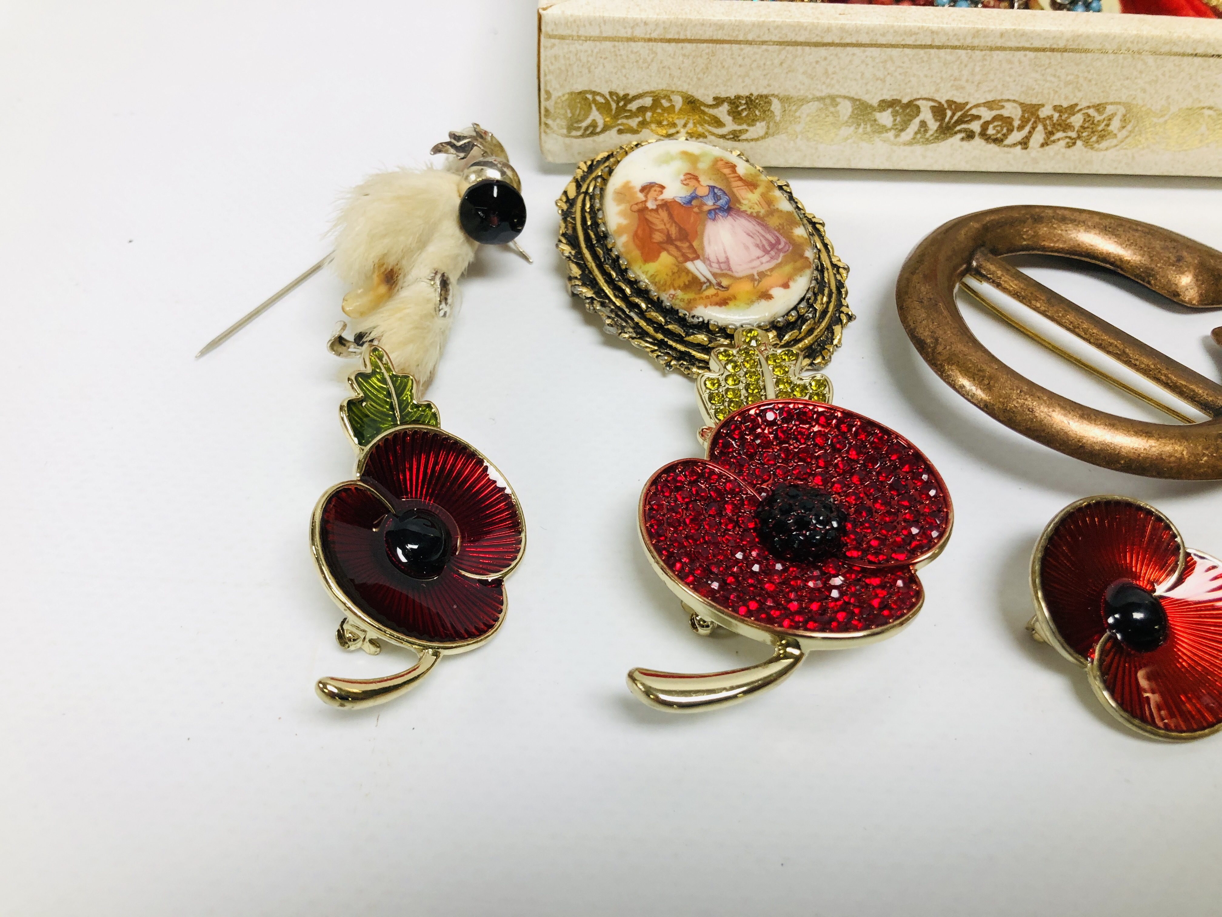 JEWELLERY BOX AND CONTENTS TO INCLUDE VARIOUS BROOCHES, ENAMELLED POPPY BROOCHES AND NECKLACE, - Image 4 of 7