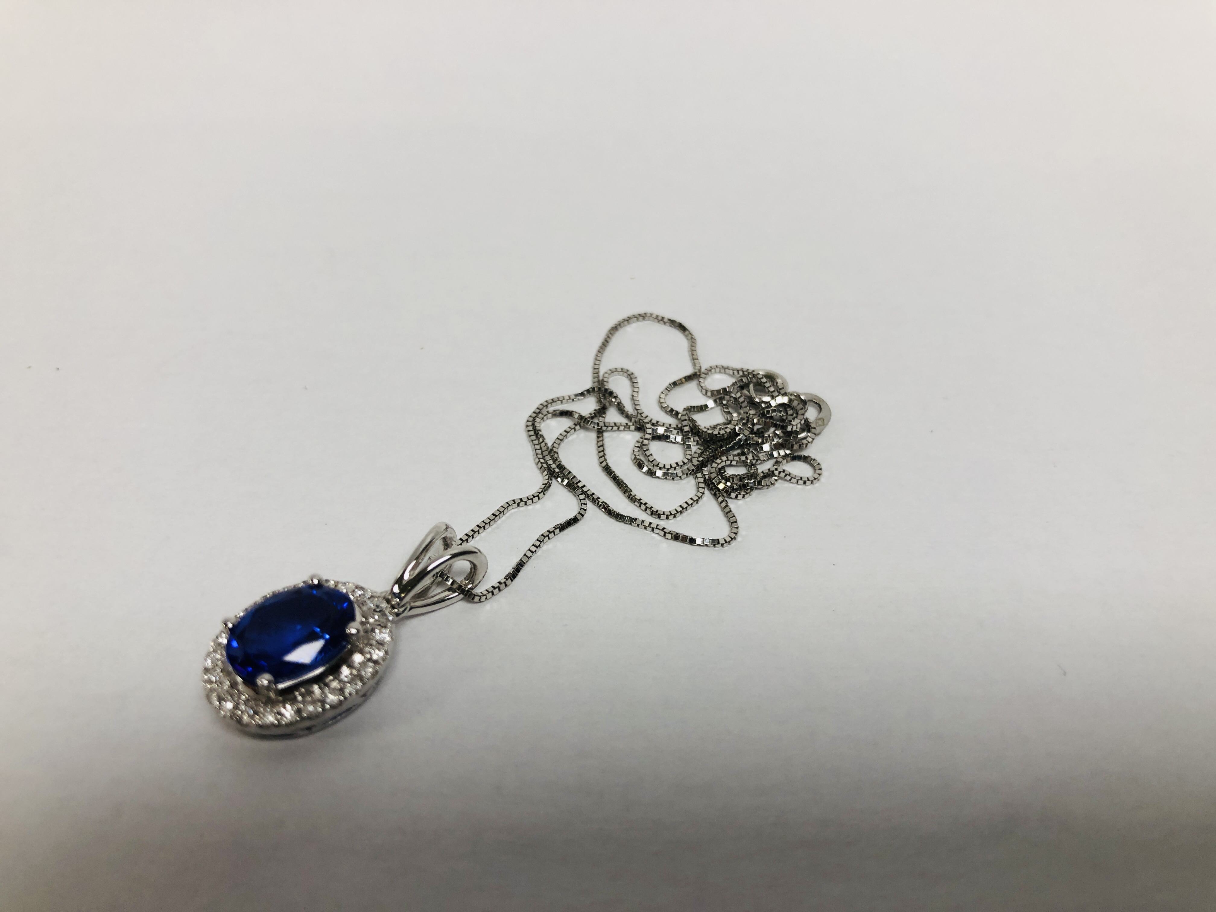 A PENDANT NECKLACE MARKED 750 THE PRINCIPLE BLUE STONE SURROUNDED BY DIAMONDS - Image 4 of 6