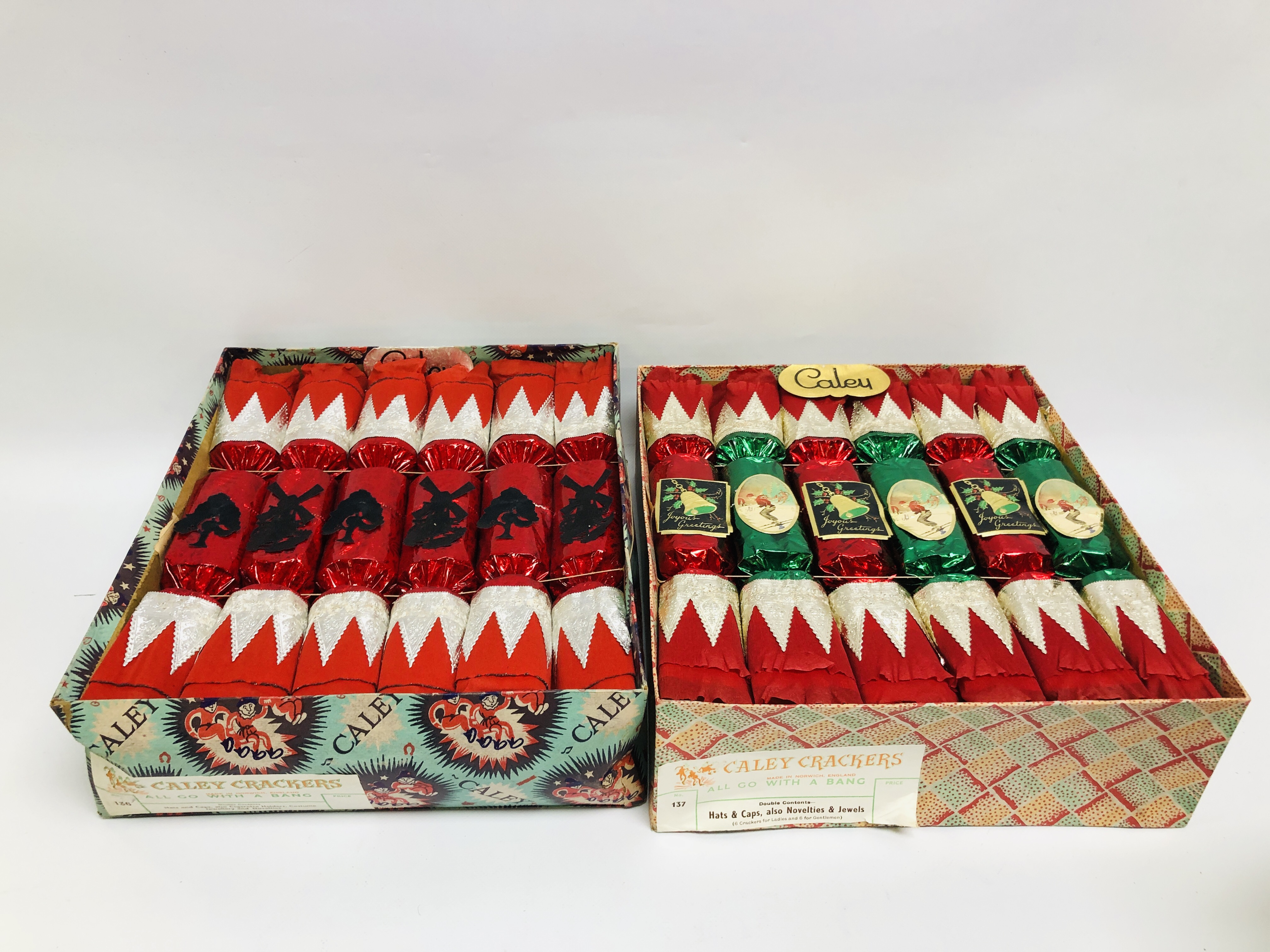 BOX OF ASSORTED BOXED VINTAGE CHRISTMAS CRACKERS AND DECORATIONS + BOX OF VINTAGE GAMES TO INCLUDE - Image 7 of 15