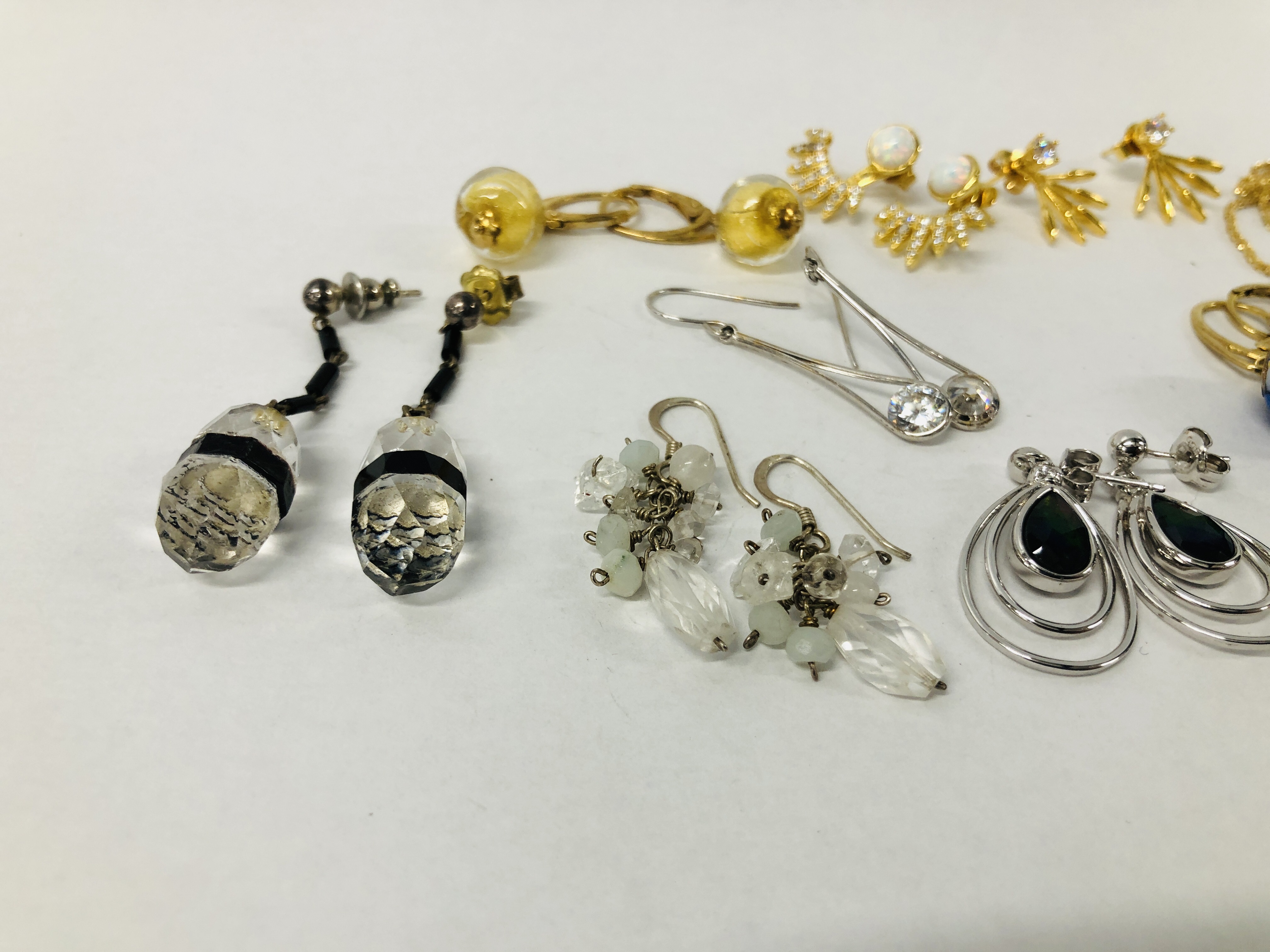 10 X PAIRS OF ASSORTED DESIGNER EARRINGS TO INCLUDE SILVER + MATCHING PENDANT - Image 2 of 7