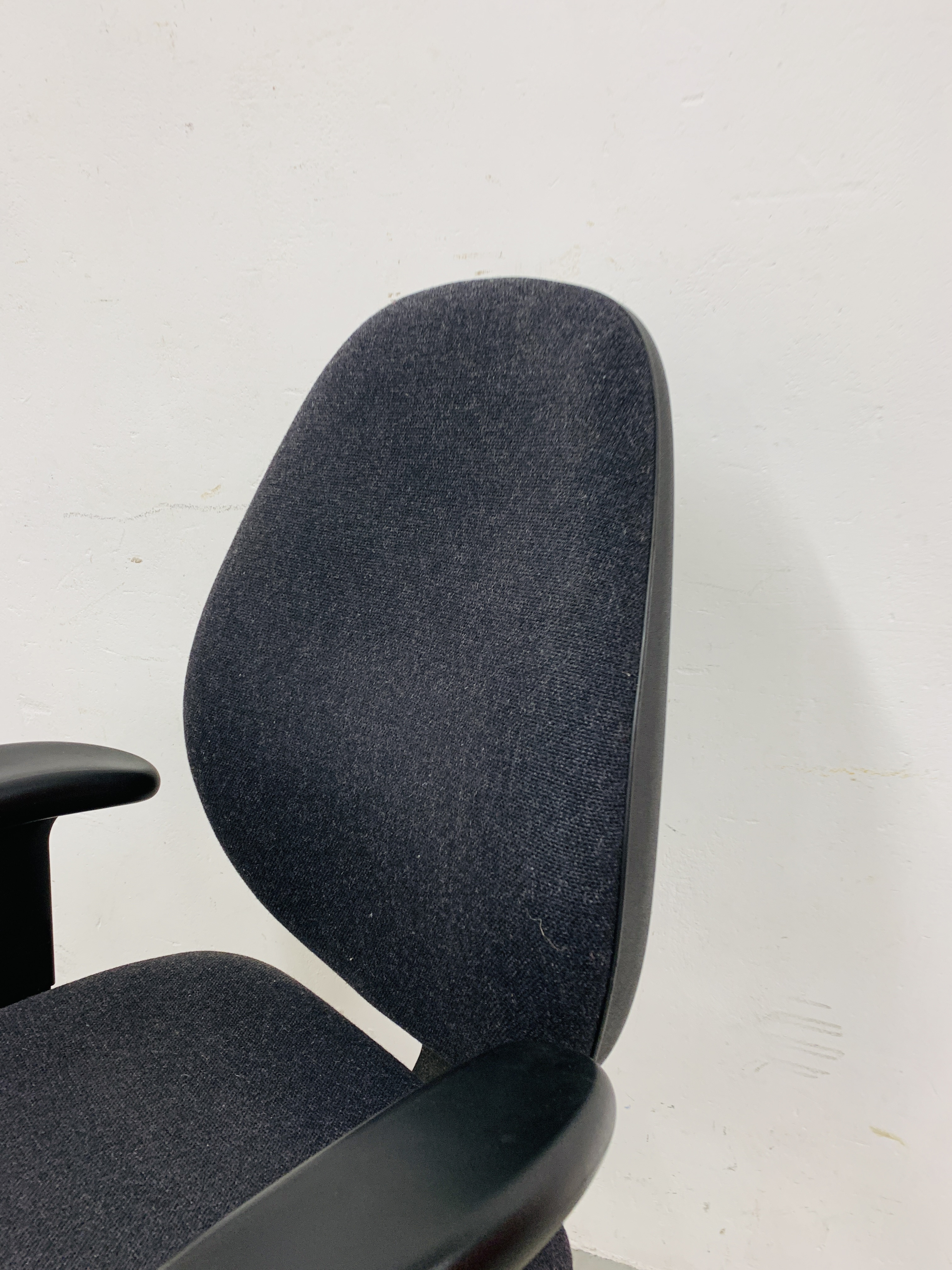 A GOOD QUALITY MODERN REVOLVING OFFICE CHAIR - Image 3 of 4