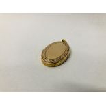 A 9CT HINGED OVAL LOCKET - HEIGHT 35MM