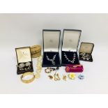 COLLECTION OF QUALITY ASSORTED COSTUME JEWELLERY TO INCLUDE A CERAMIC COALPORT BROOCH AND ONE OTHER,