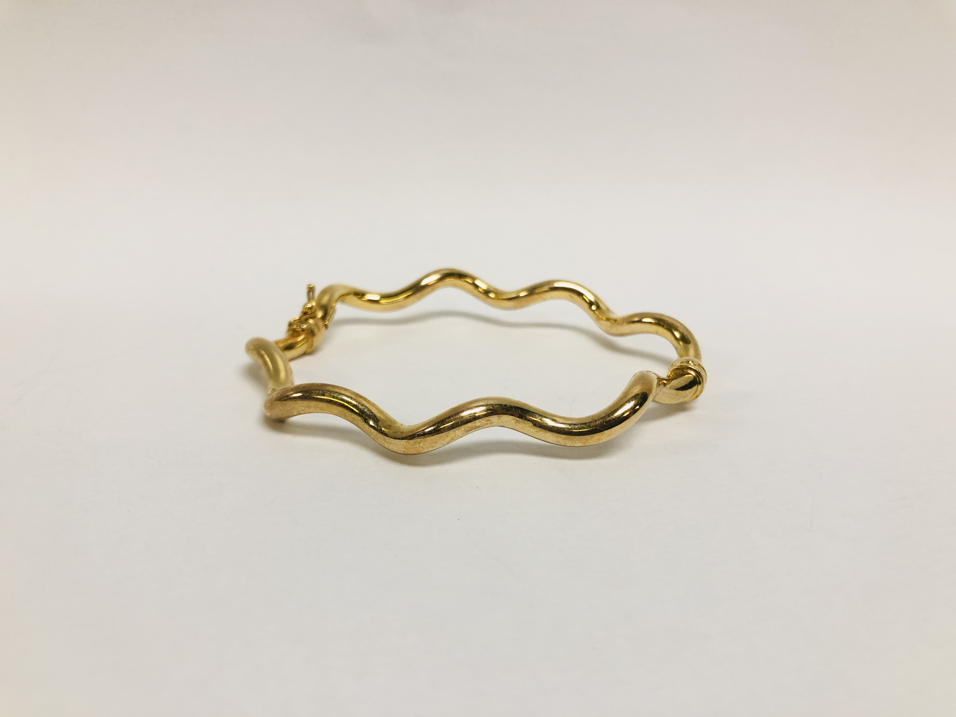 9CT GOLD BANGLE WITH SAFETY CATCH - Image 2 of 7