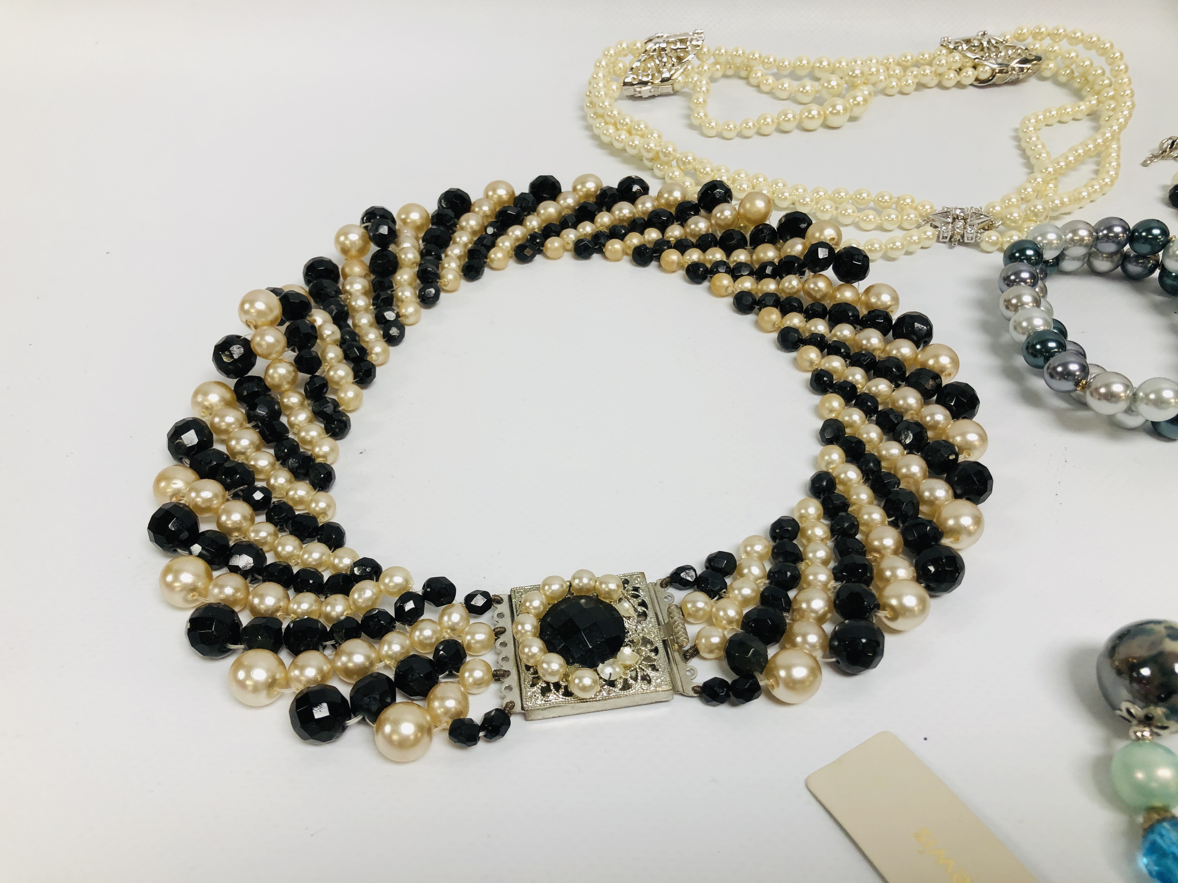 TRAY OF ASSORTED MODERN BEADED NECKLACES AND BRACELETS TO INCLUDE SIMULATED PEARLS ETC - Image 3 of 8