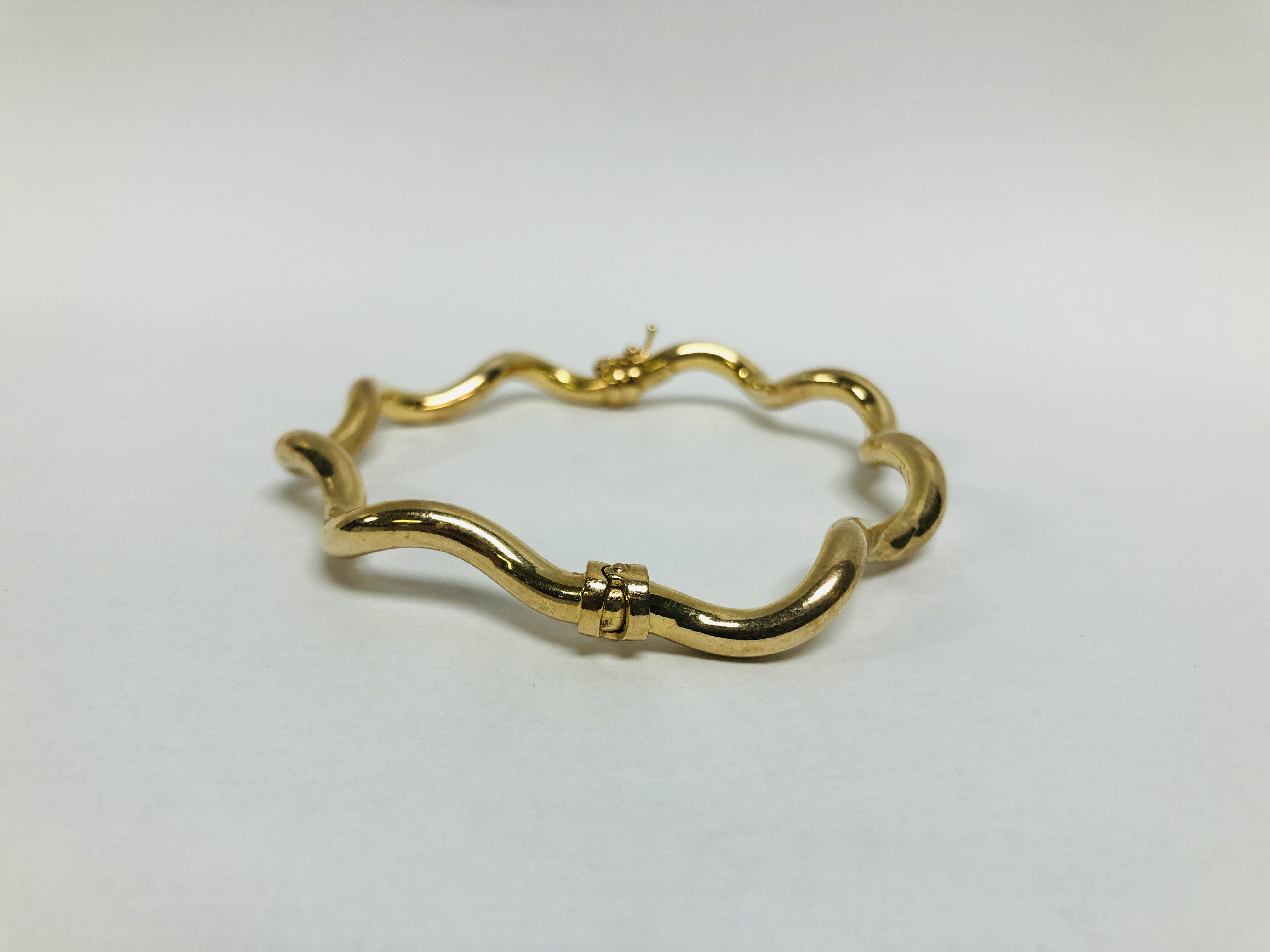 9CT GOLD BANGLE WITH SAFETY CATCH - Image 4 of 7