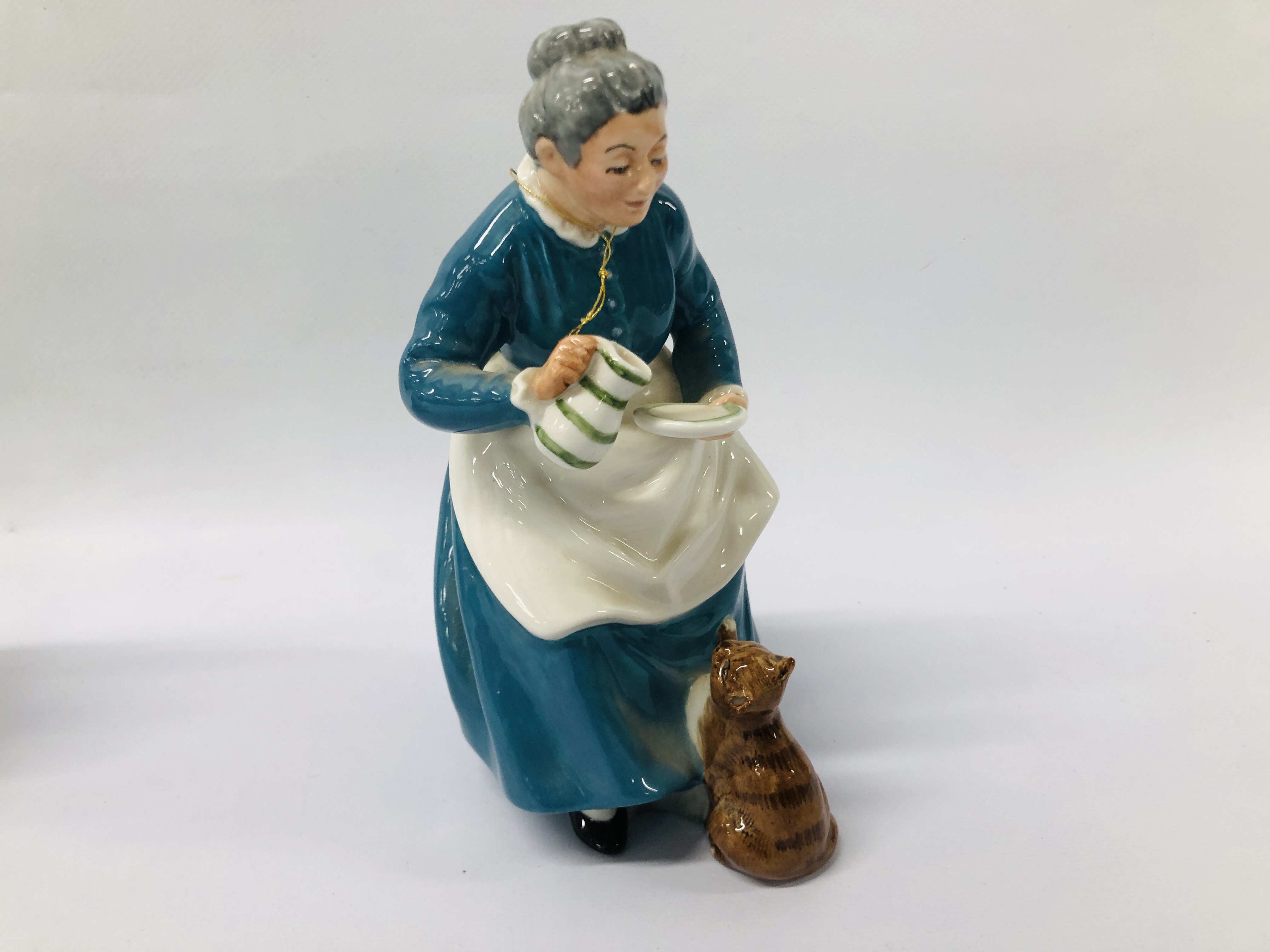 2 X ROYAL DOULTON FIGURINES TO INCLUDE ELEGANCE HN 2264 AND THE FAVOURITE HN 2249. - Image 2 of 9