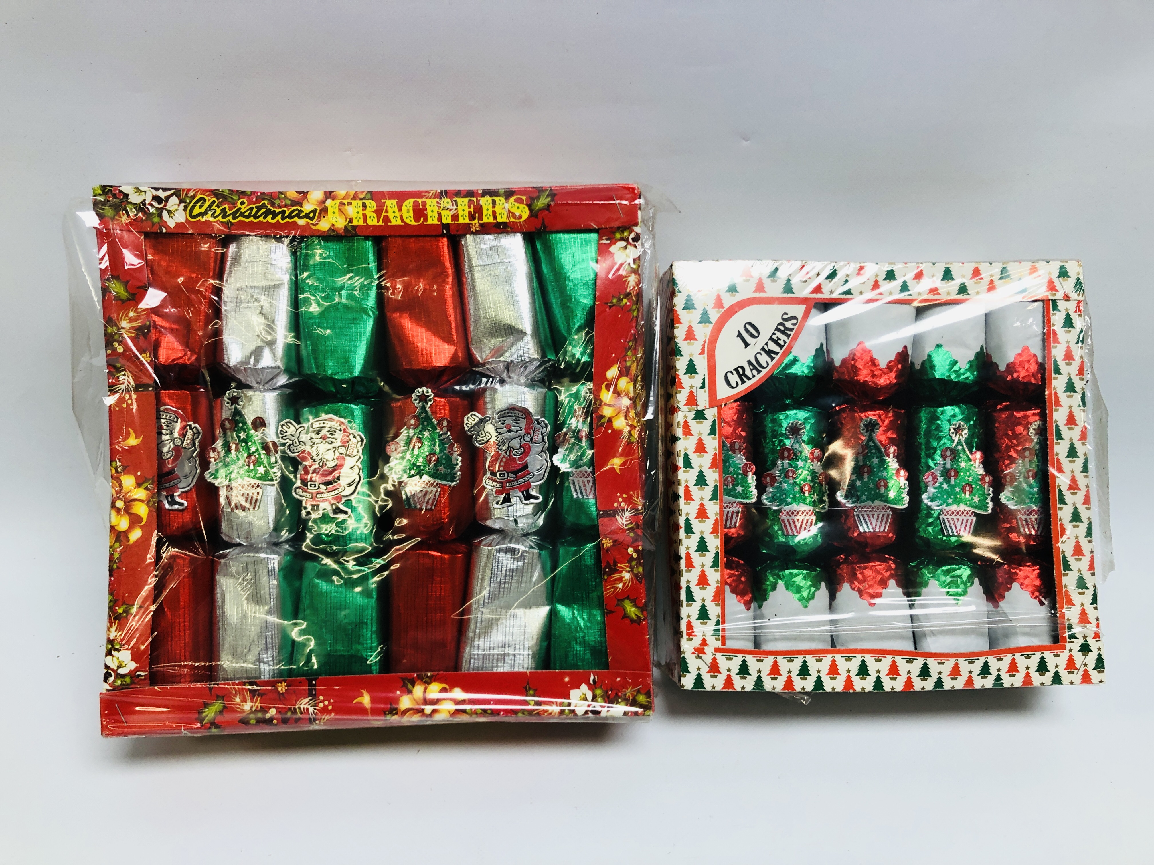 BOX OF ASSORTED BOXED VINTAGE CHRISTMAS CRACKERS AND DECORATIONS + BOX OF VINTAGE GAMES TO INCLUDE - Image 4 of 15