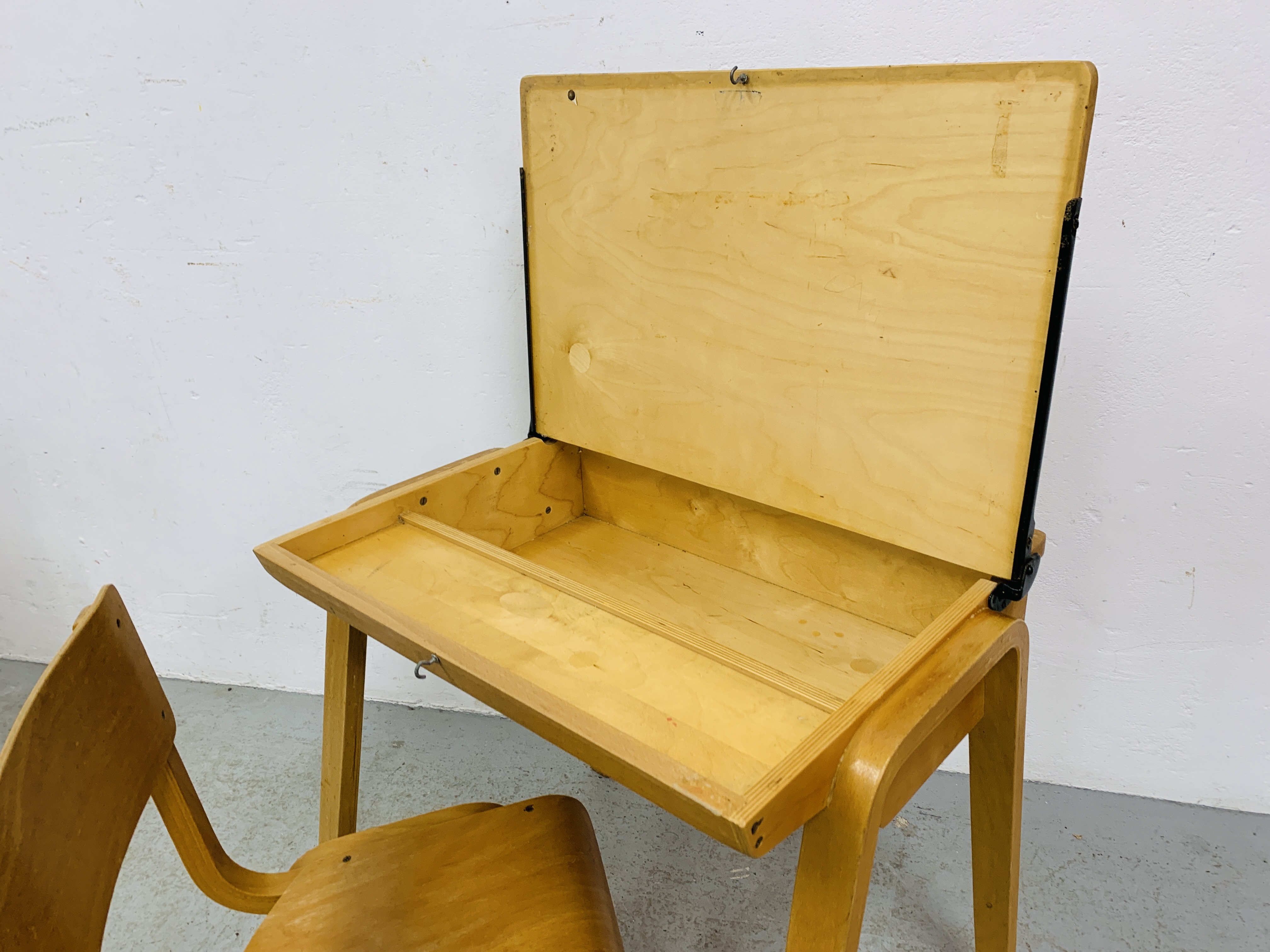 A SMALL CHILD'S DESK AND MATCHING CHAIR - Image 5 of 8