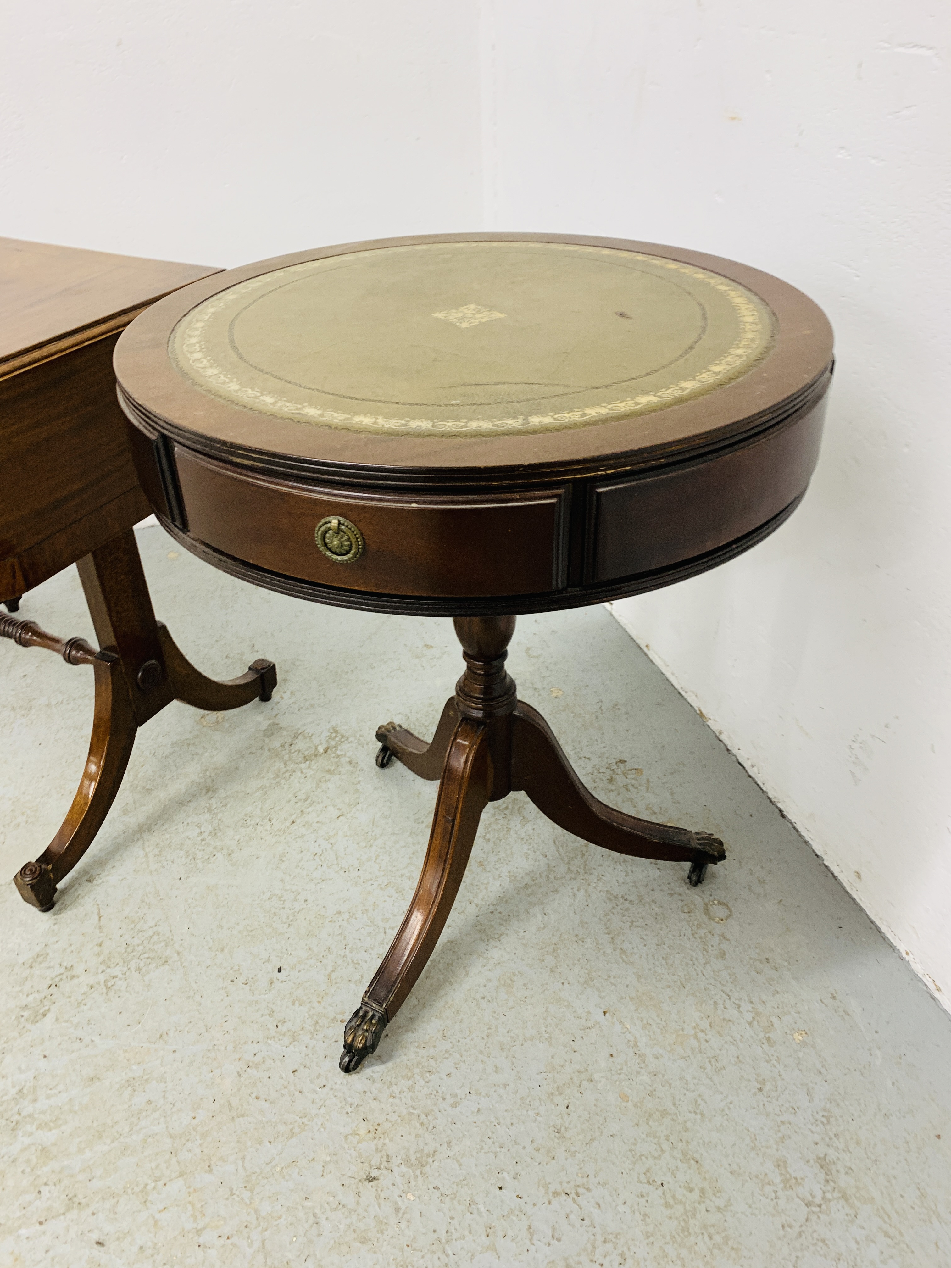A REPRODUCTION DROP FLAP SINGLE DRAWER OCCASIONAL TABLE AND REPRODUCTION MAHOGANY FINISH PEDESTAL - Image 2 of 9