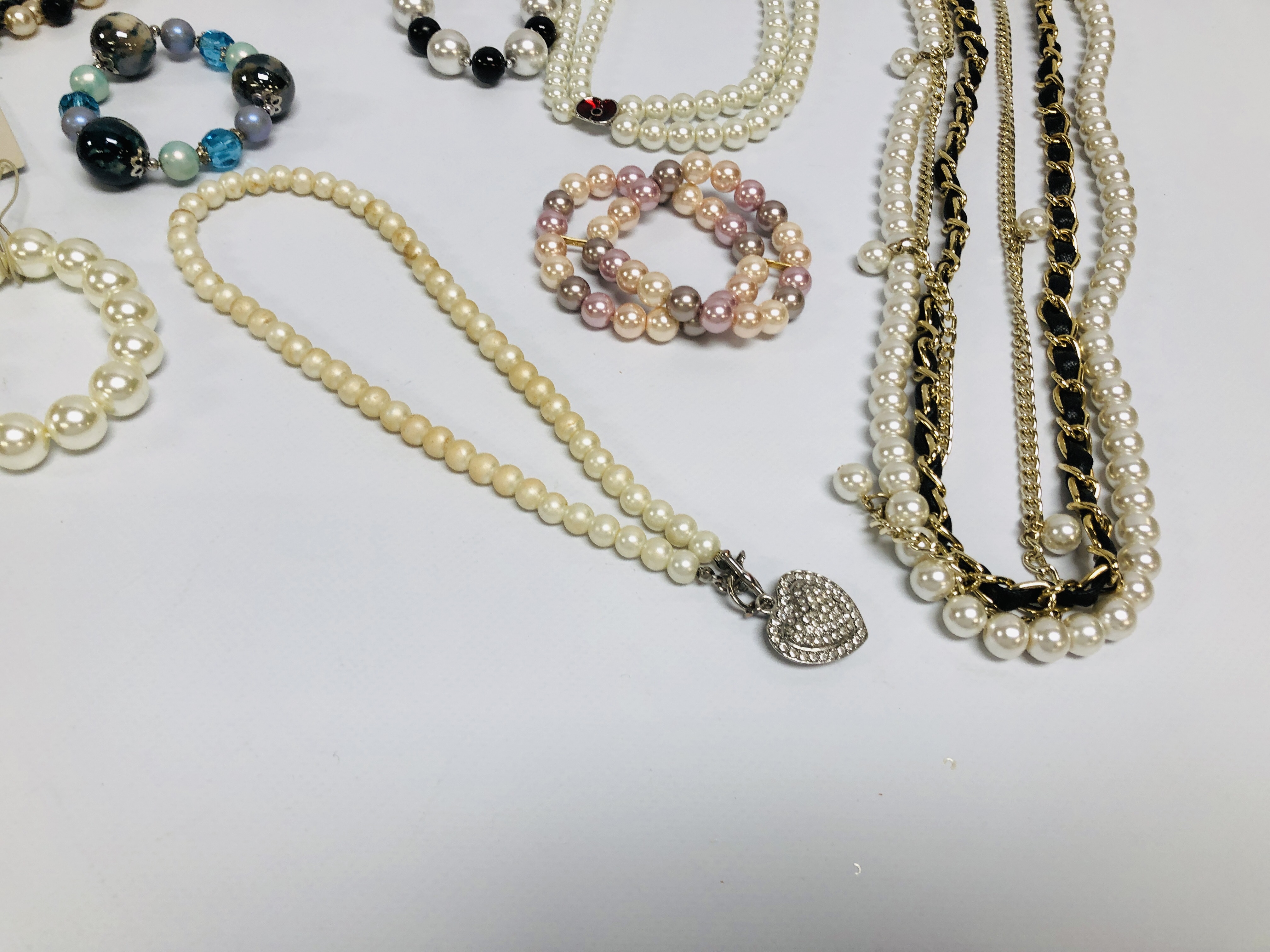 TRAY OF ASSORTED MODERN BEADED NECKLACES AND BRACELETS TO INCLUDE SIMULATED PEARLS ETC - Image 8 of 8