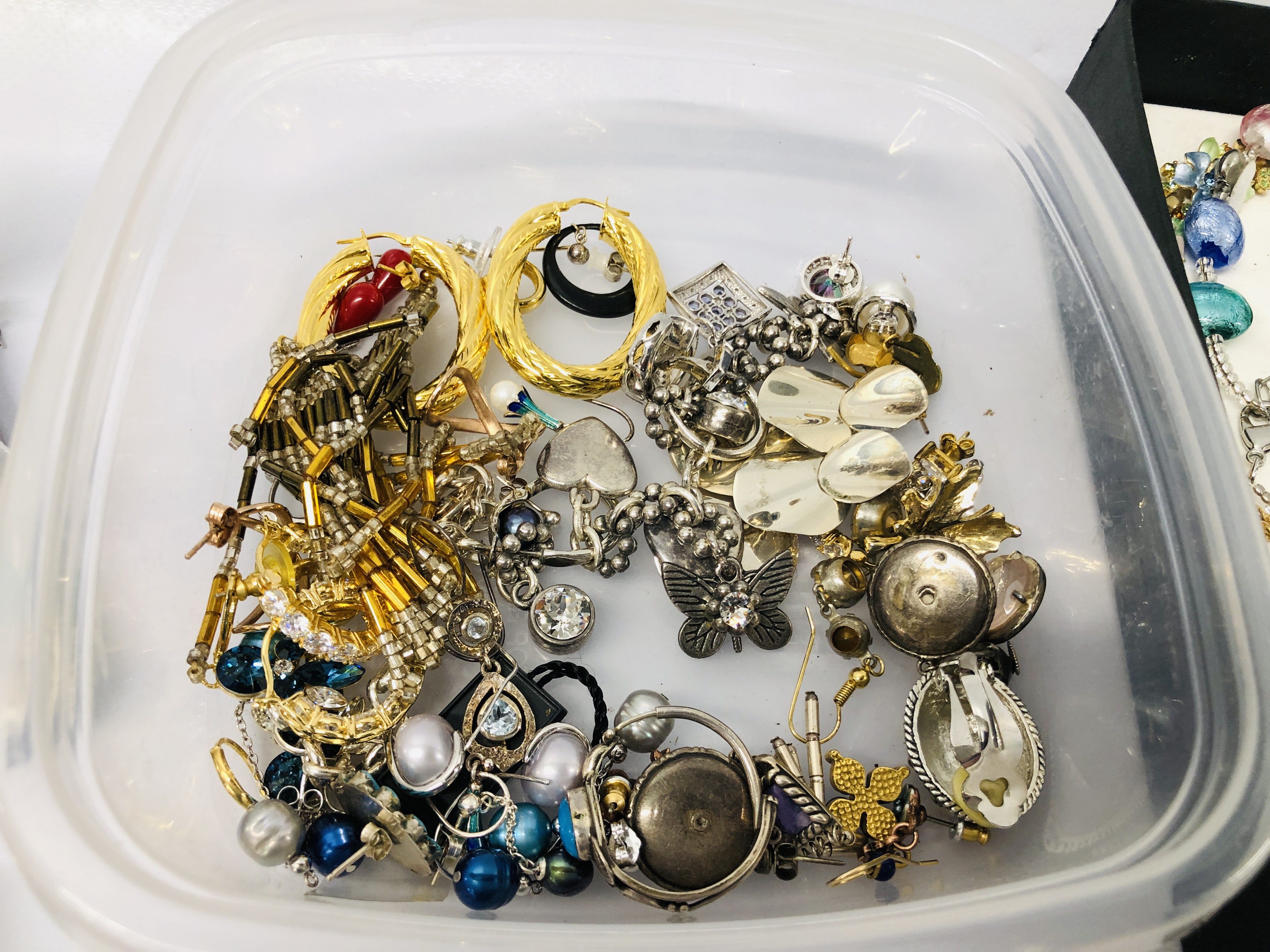 TIN OF ASSORTED DESIGNER COSTUME JEWELLERY TO INCLUDE ENAMELED NECKLACES, - Image 6 of 8