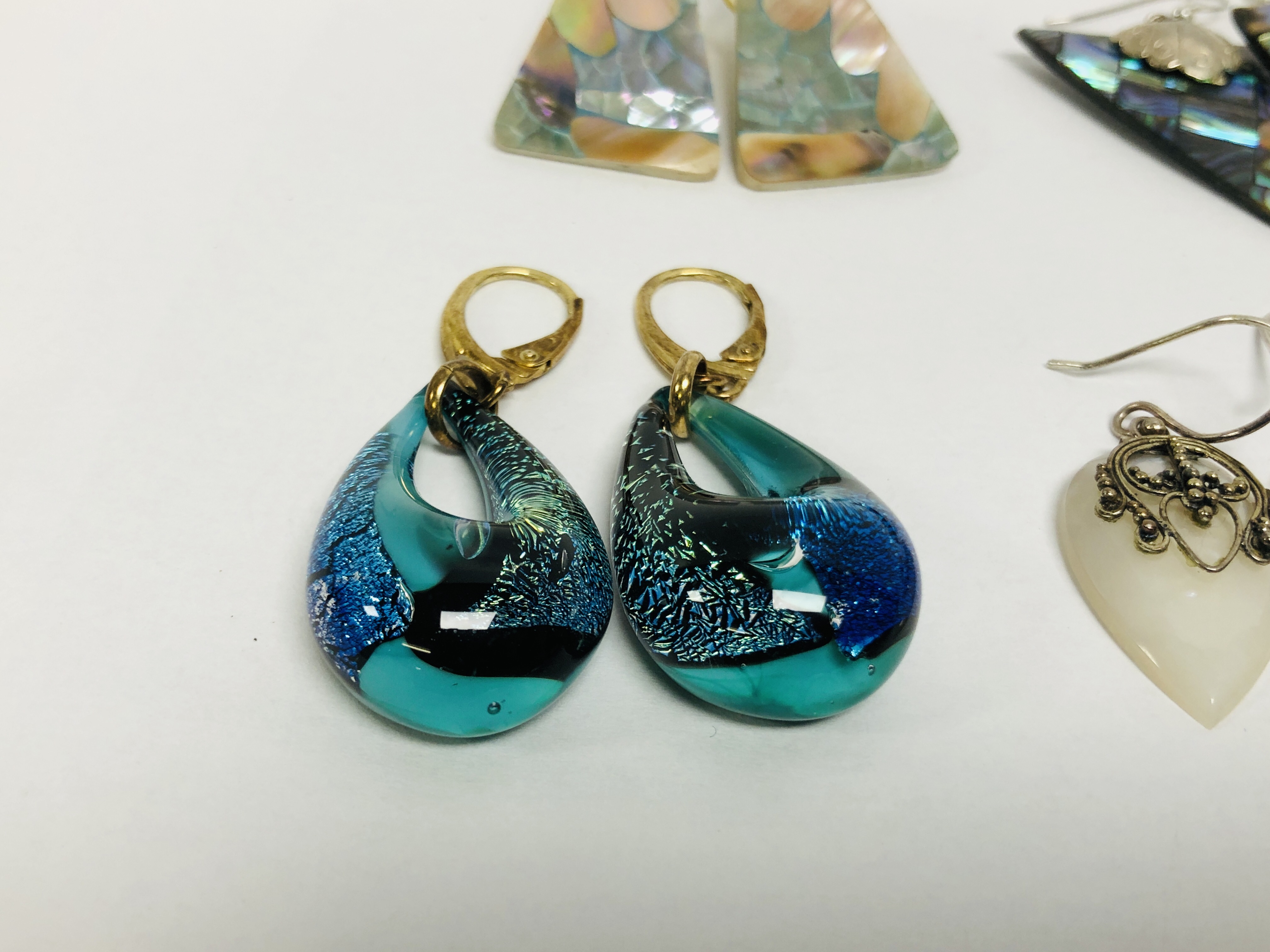 6 X PAIRS OF DESIGNER EARRINGS TO INCLUDE ABOLONE AND MURANO - Image 3 of 8