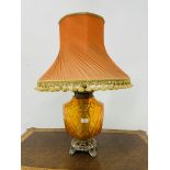 A LARGE AMBER GLASS AND GILT METAL TABLE LAMP - OVERALL HEIGHT WITH SHADE - 82CM - SOLD AS SEEN