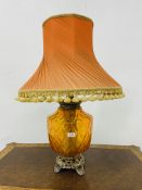 A LARGE AMBER GLASS AND GILT METAL TABLE LAMP - OVERALL HEIGHT WITH SHADE - 82CM - SOLD AS SEEN