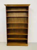 A FULL HEIGHT MODERN MAHOGANY FINISH BOOKSHELF WITH ADJUSTABLE SHELVING - W 117CM. H 198CM.