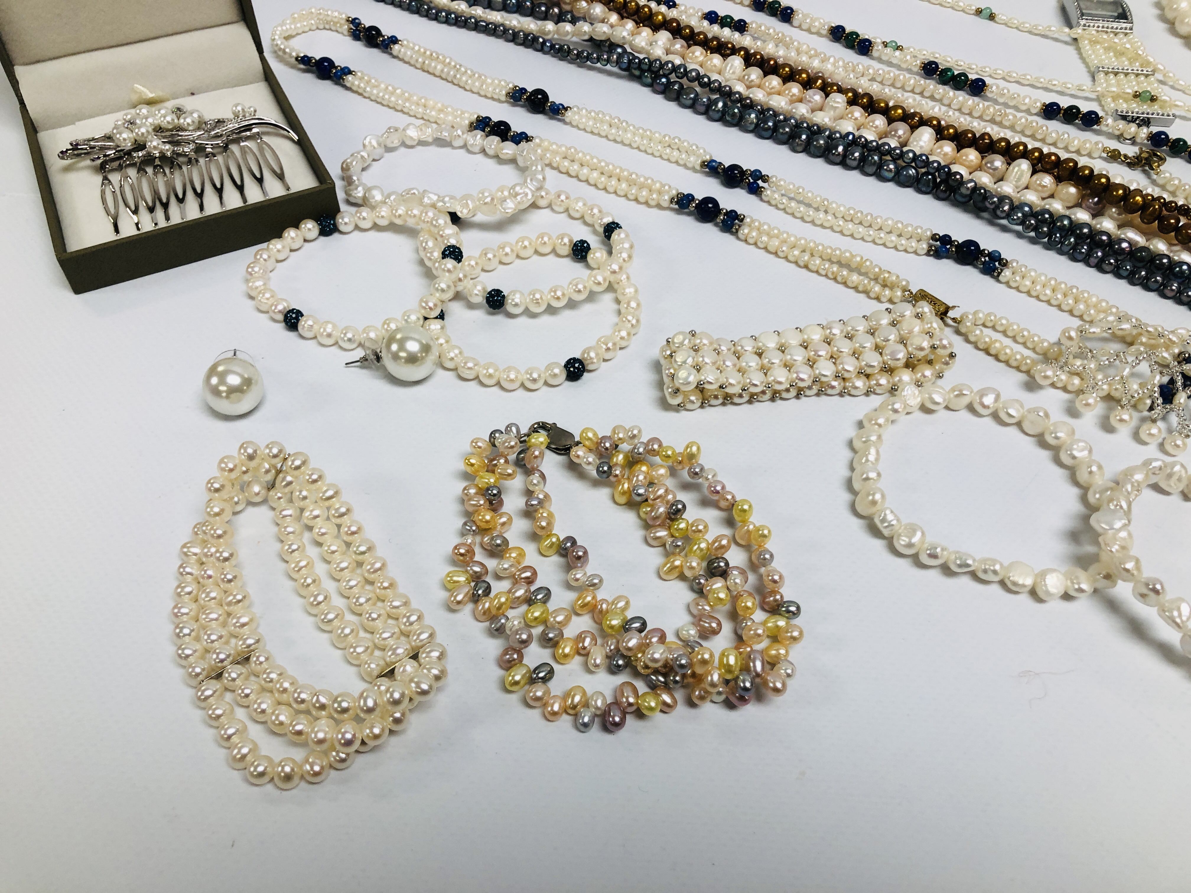 A GROUP OF MODERN BEADED NECKLACES, - Image 2 of 9