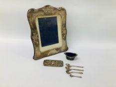 A SILVER DECORATIVE PHOTO FRAME, 4 SILVER SPOONS, SILVER MUSTARD WITH BLUE GLASS LINER,