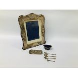 A SILVER DECORATIVE PHOTO FRAME, 4 SILVER SPOONS, SILVER MUSTARD WITH BLUE GLASS LINER,