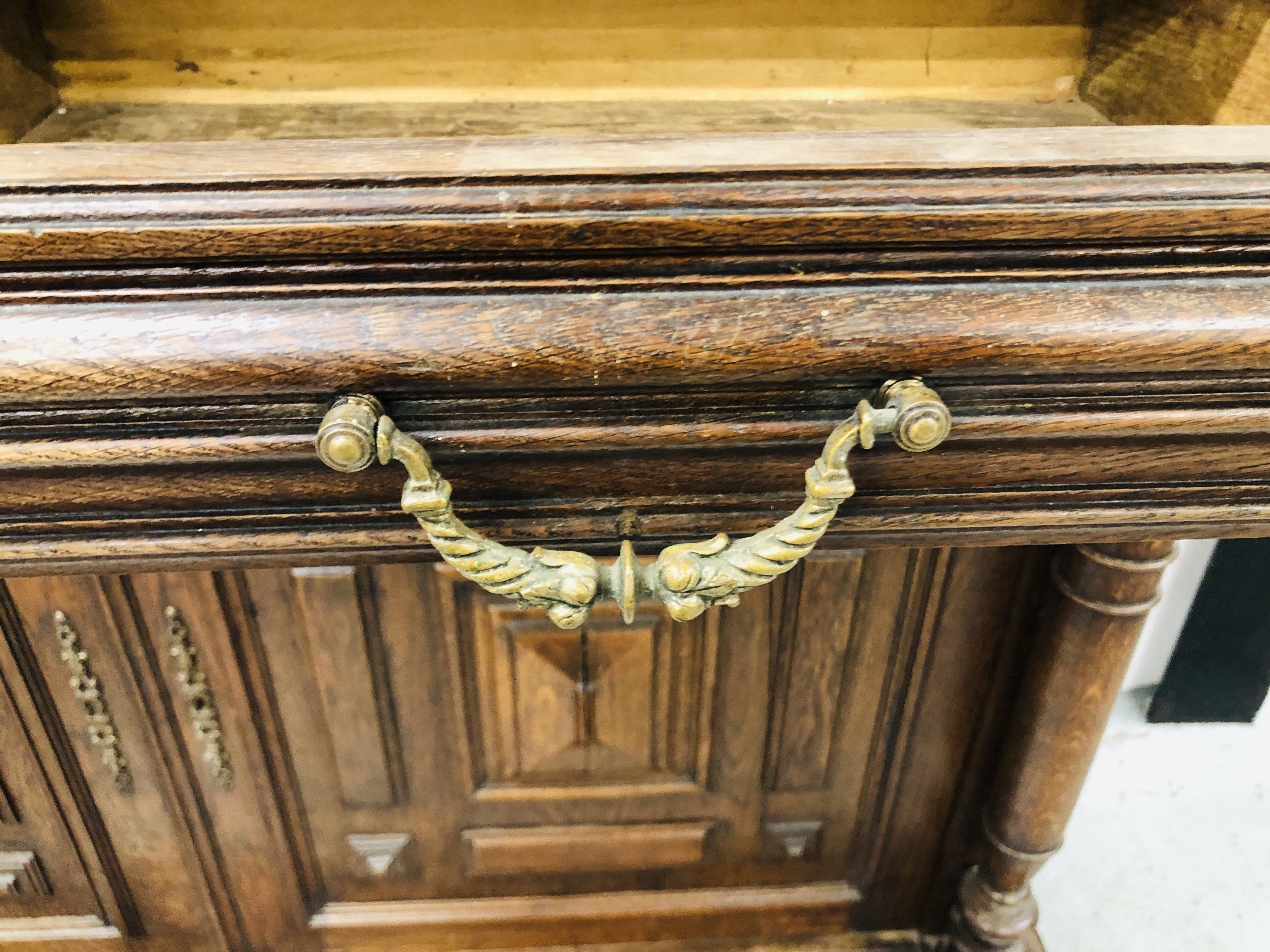 A FRENCH OAK DRESSER, THE UPPER SECTION HAVING THREE PANELLED DOORS, - Image 17 of 30