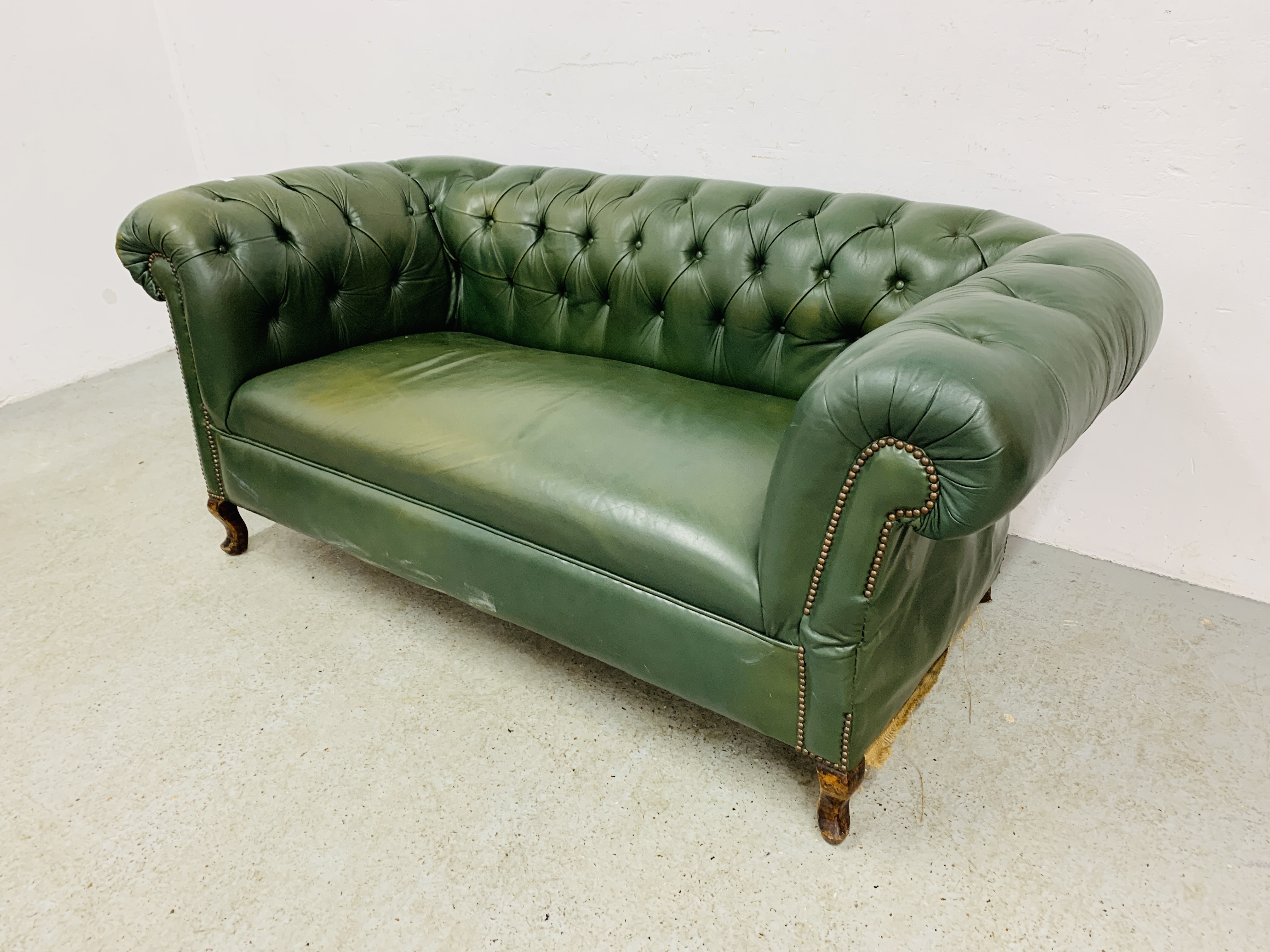 A GREEN LEATHER BUTTON BACK DROP END CHESTERFIELD STYLE SOFA WITH FOOT STOOL. - Image 2 of 13