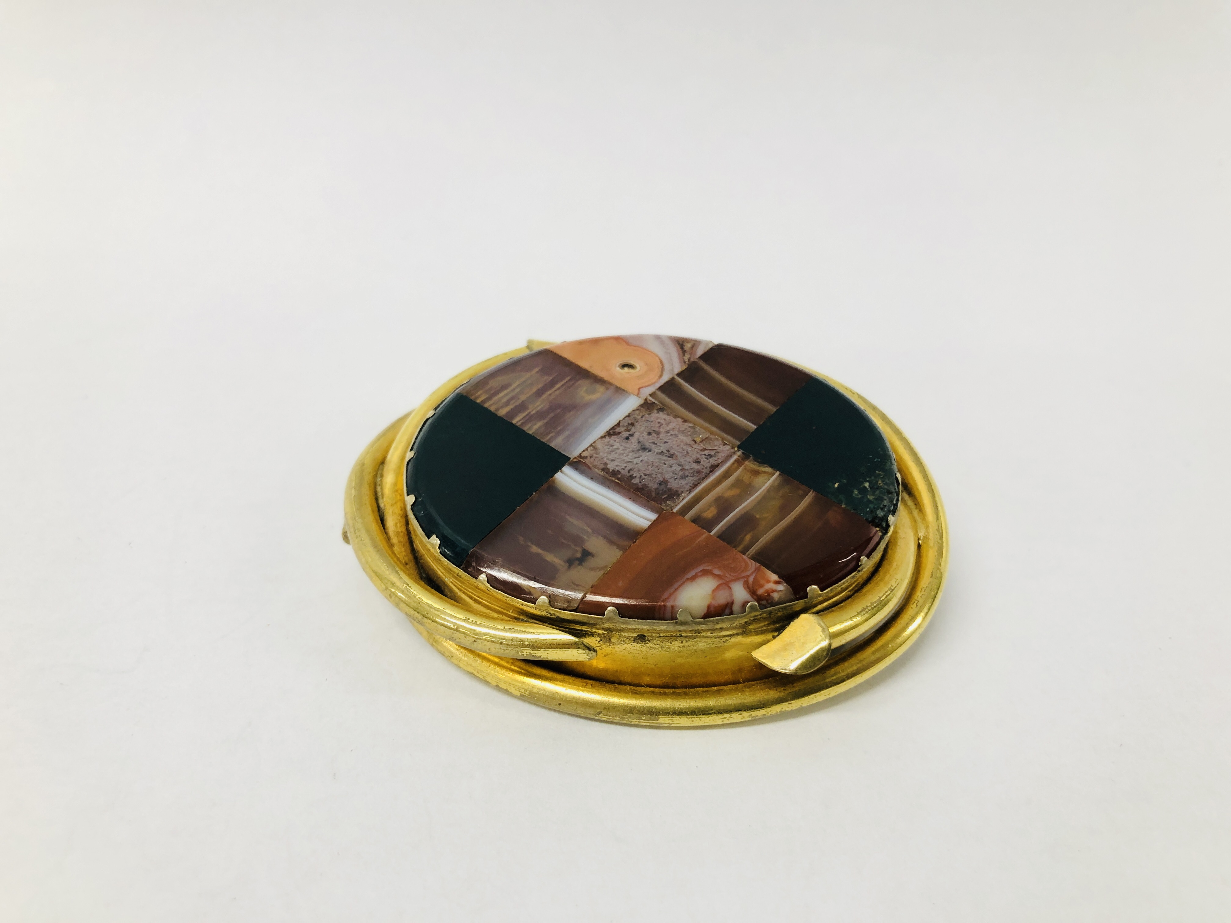 VICTORIAN SCOTTISH GILT AGATE BROOCH