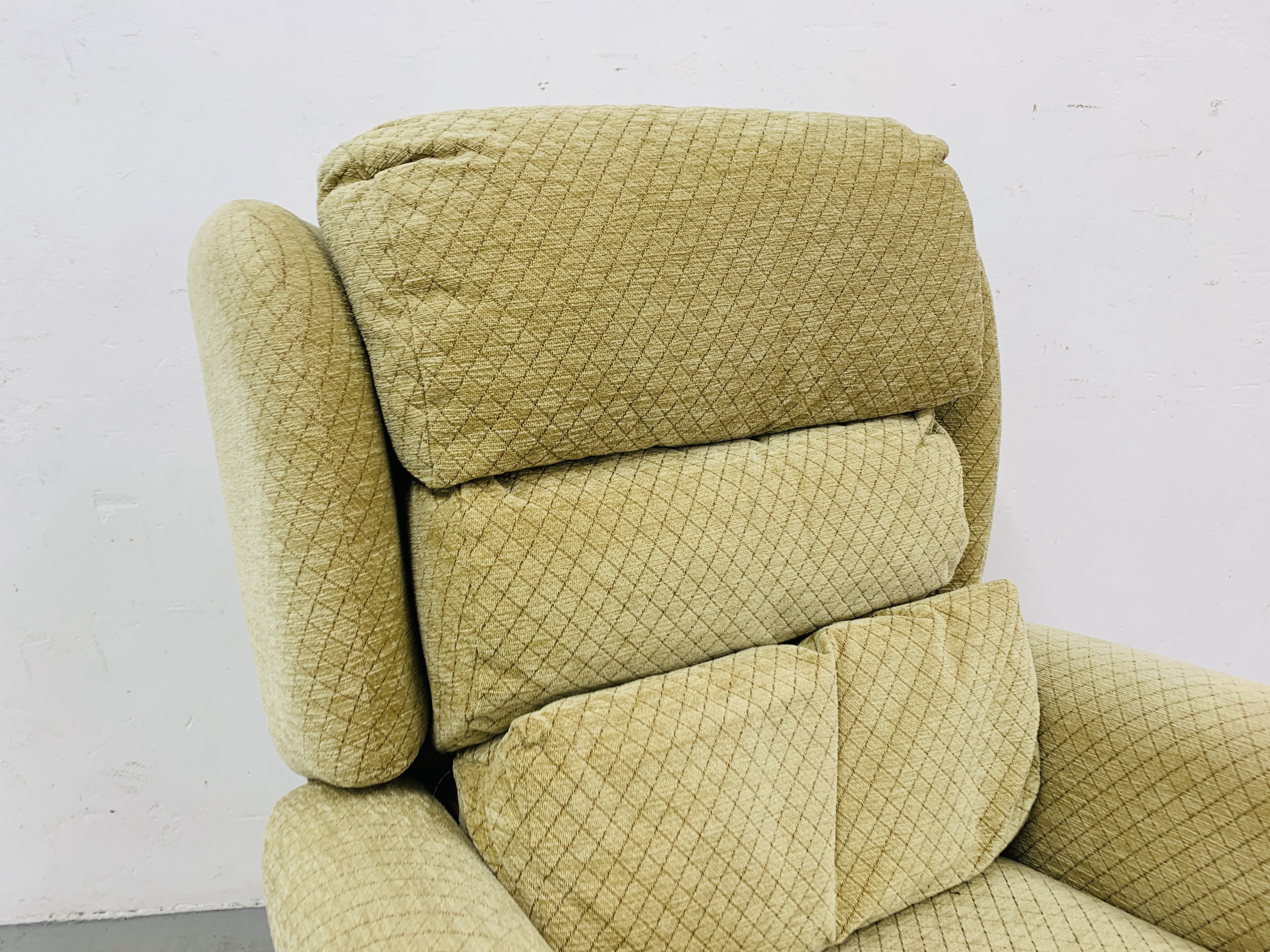 ELECTRIC RISE AND RECLINE ARMCHAIR - SOLD AS SEEN - Image 3 of 6