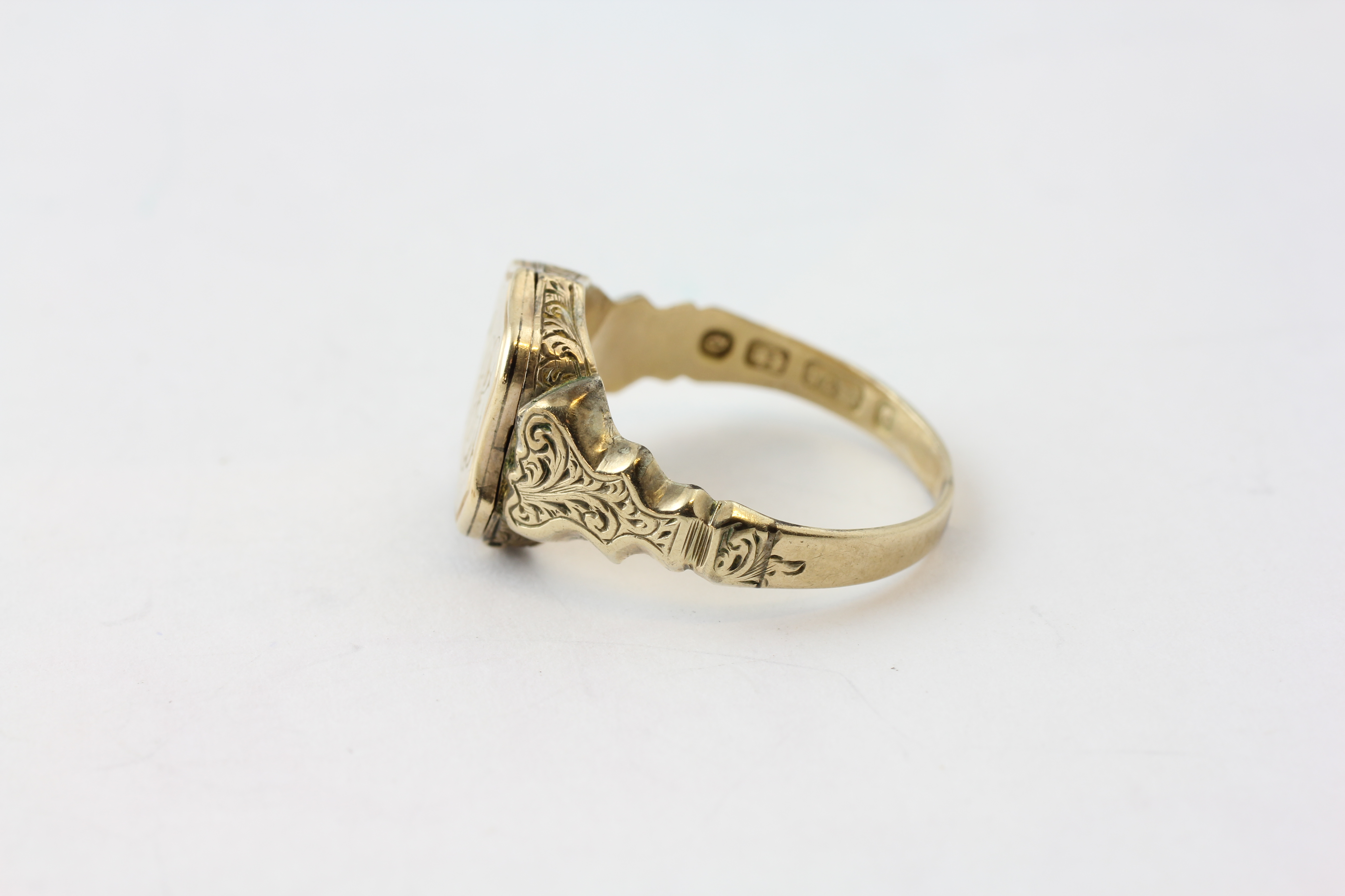 A 9CT GOLD SIGNET RING ENGRAVED WITH MONOGRAM, THE TOP HINGED REVEALING POCKET COMPARTMENT, - Image 3 of 8