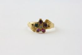 A RING SET WITH SINGLE EMERALD, CENTRAL DIAMOND AND FOUR AMETHYSTS IN A DOUBLE HAND DESIGN,