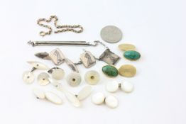 A GROUP OF GENTLEMAN’S CUFFLINKS INCLUDING A PAIR OF 18CT AND GREEN CABOCHON SET LINKS ALONG WITH A