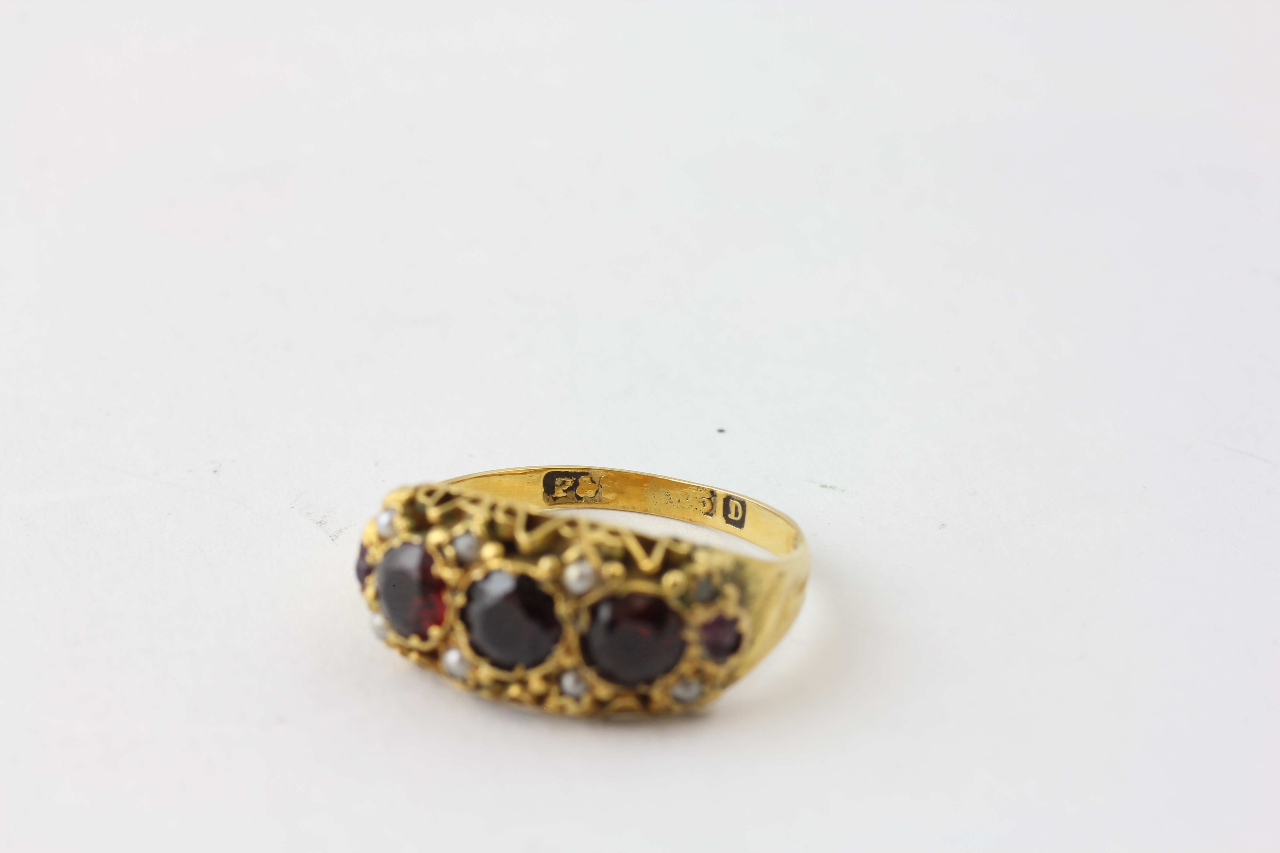 A THREE STONE GARNET, SEED PEARL AND AMETHYST RING (VERY WORN CONDITION), PROBABLY SET IN 15CT GOLD, - Image 5 of 6