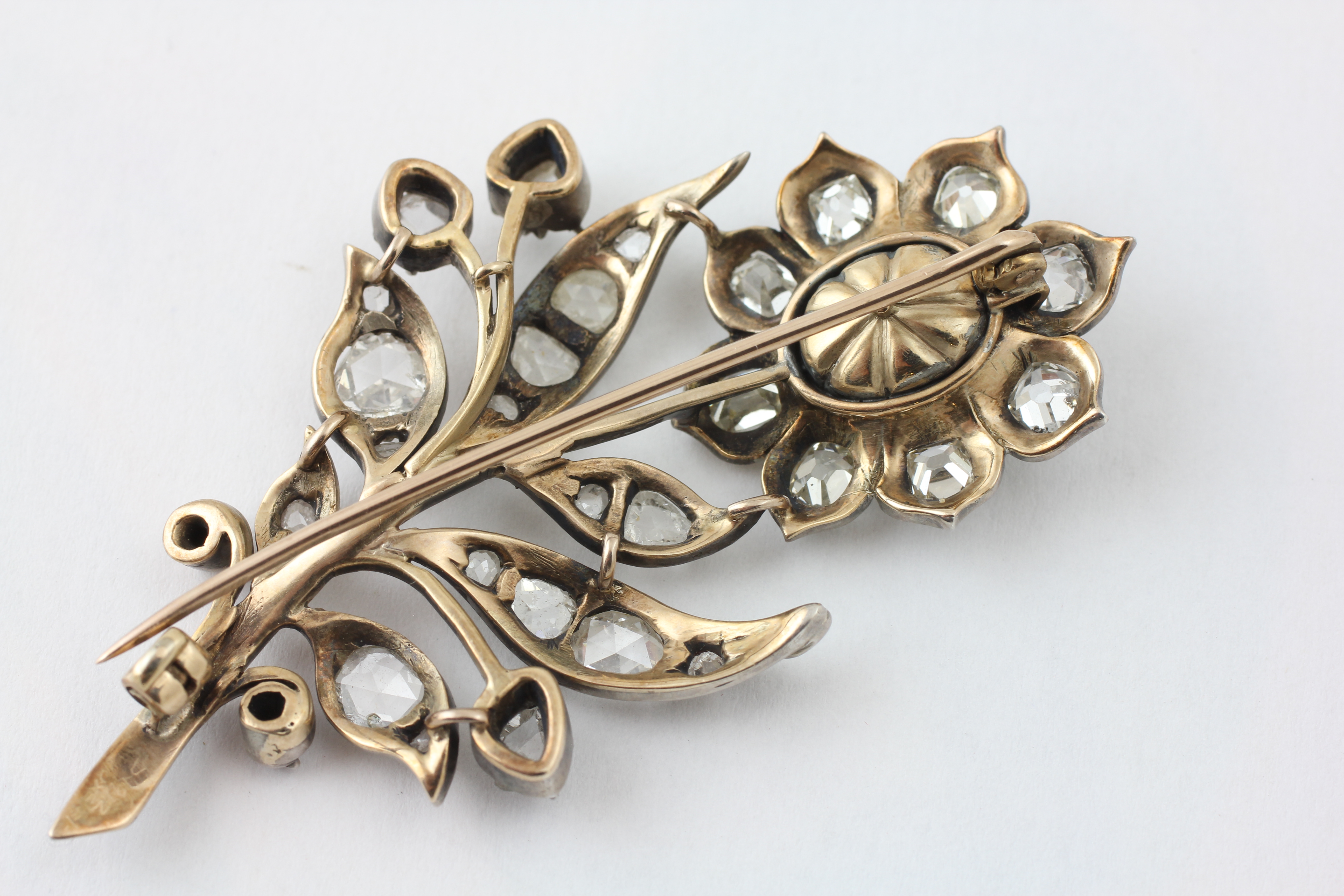 A SAPPHIRE AND DIAMOND BROOCH OF FLOWER DESIGN, SET WITH 36 OLD CUT DIAMONDS, - Image 5 of 5