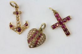 A RUBY SET CROSS PENDANT, UNMARKED, HEIGHT 20MM, AN ANCHOR PENDANT WITH RUBIES AND SEED PEARLS,