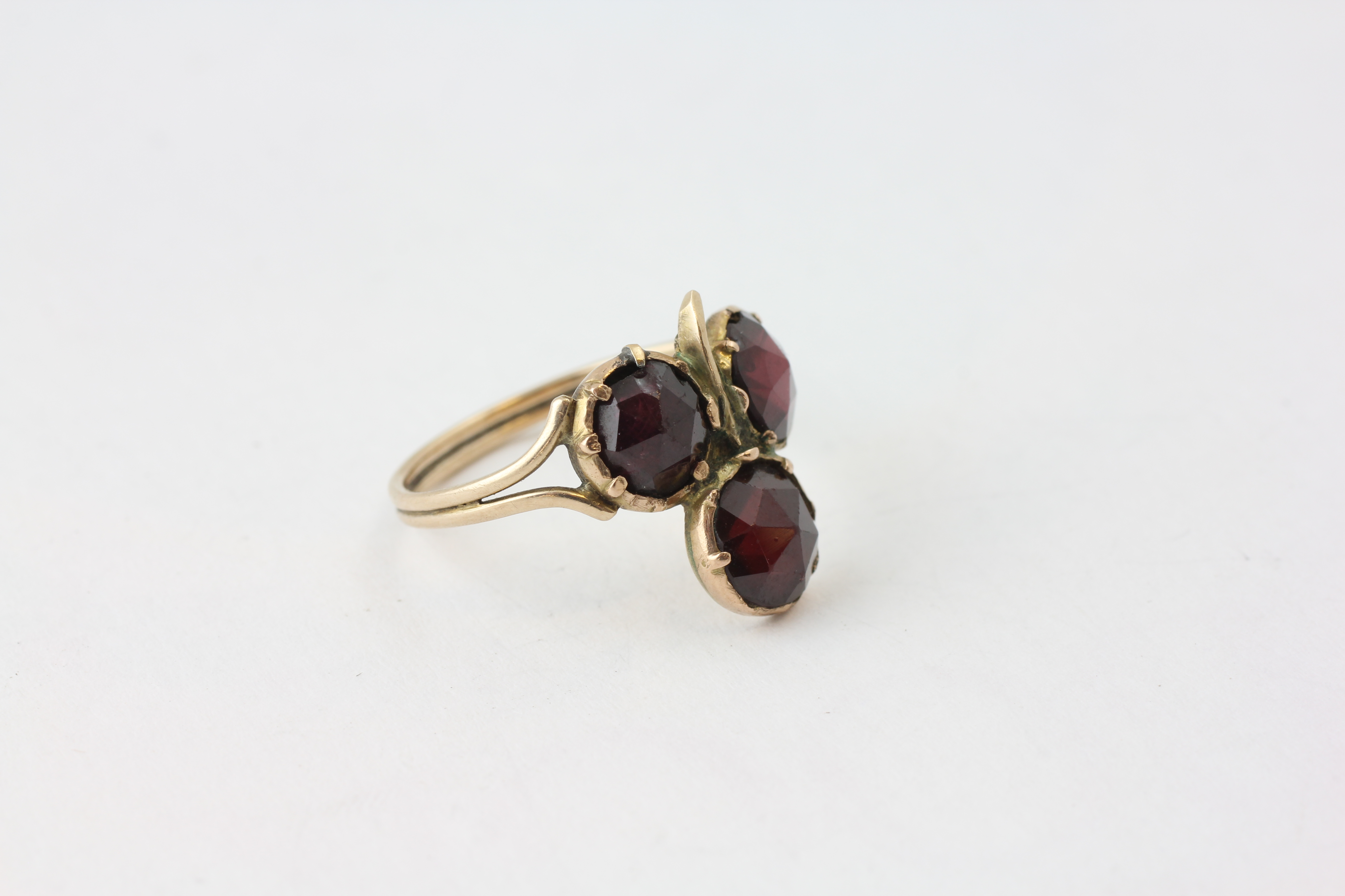 A THREE STONE AMETHYST RING OF CLOVER LEAF DESIGN, SET IN UNMARKED YELLOW METAL, - Image 5 of 5