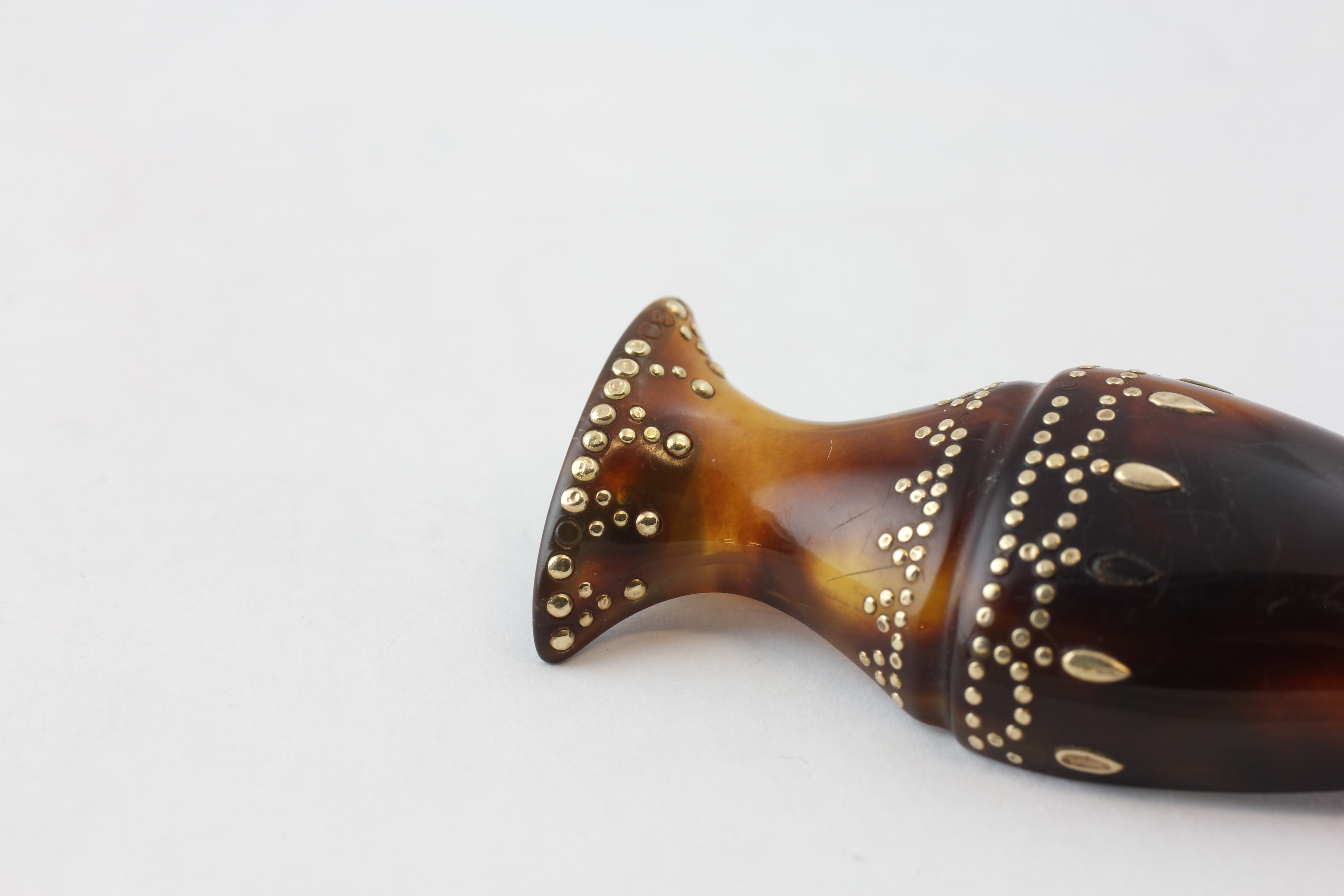 A TORTOISESHELL BROOCH INLAID WITH GOLD BEADING (SOME LOSSES) BROOCH LENGTH 59MM - Image 4 of 5
